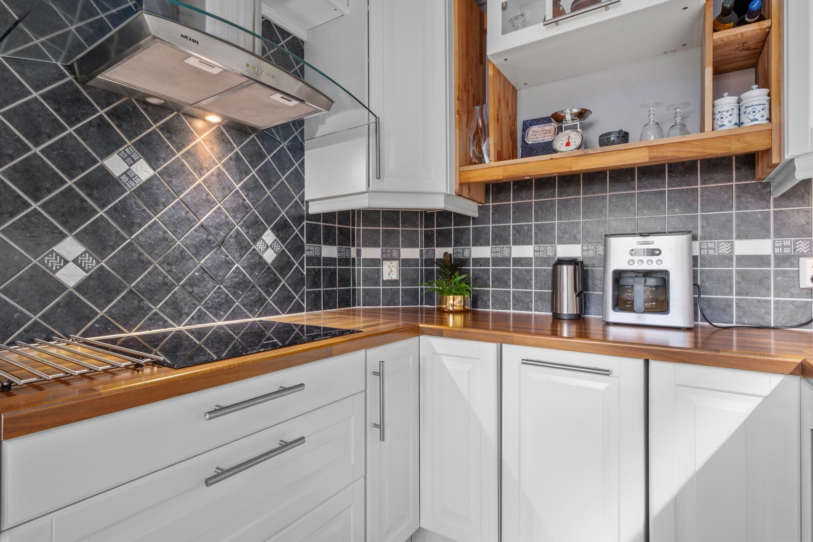 Det er integrert oppvaskmaskin, platetopp og stekeovn. Galleribilde