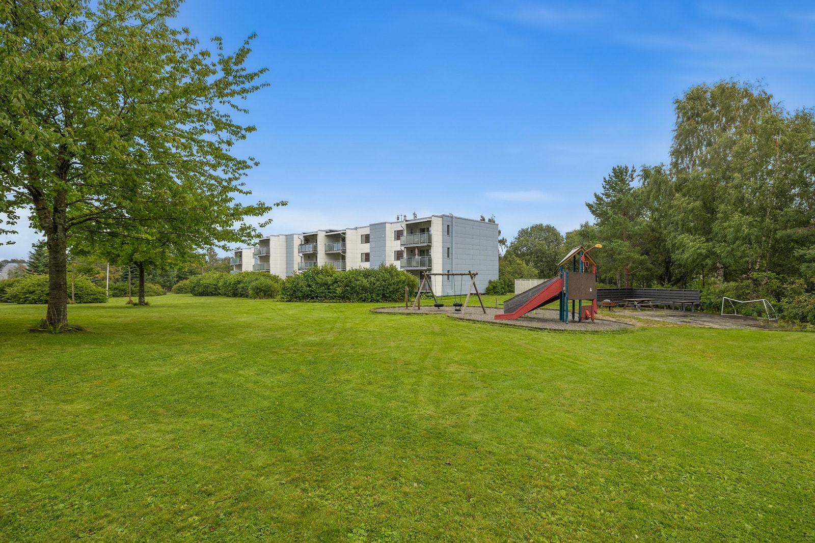 Bygget ligger usjenert til og det er god plass til å boltre seg på plenen for store og små. Bygget ble for øvrig renovert i 2016 med bl.a nye vinduer og etterisolering, og rørfornying ble gjort i 2023. Galleribilde