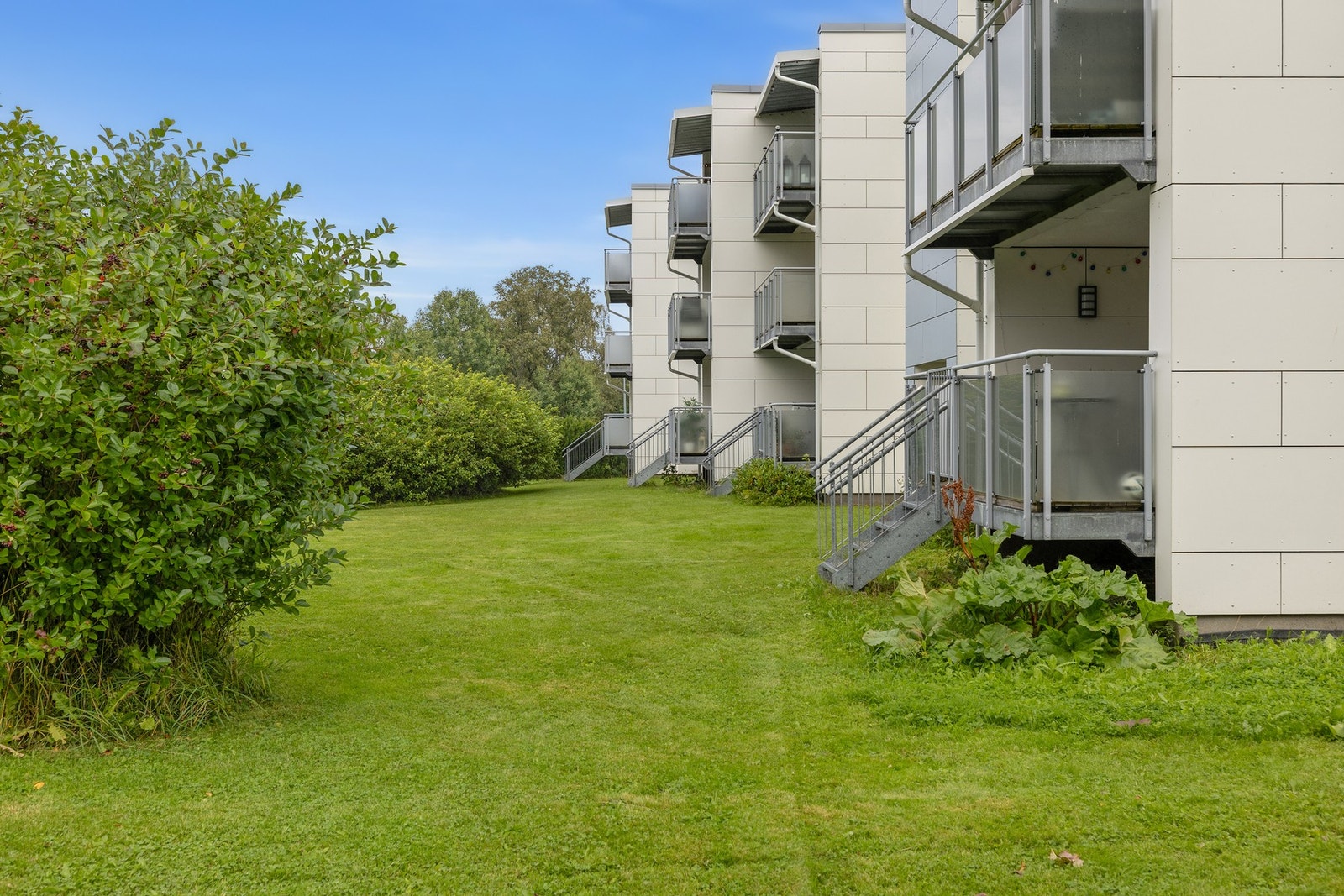 Leiligheten har helt klart en av borettslagets beste beliggenheter - her har du et stort og tilbaketrukket grøntområde like utenfor balkongen, i stedet for en grå parkeringsplass. Galleribilde