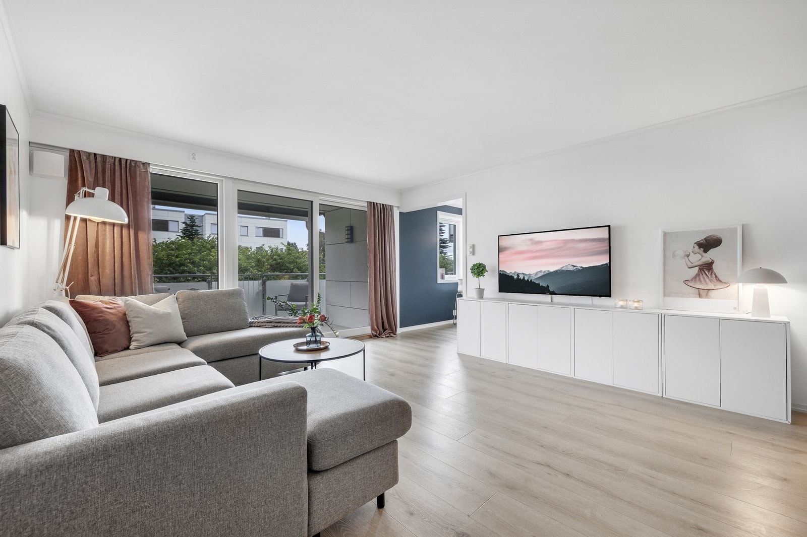 Fellesutgiftene inkl. både TV-pakke, fibernett, kommunale avgifter og trappevask m.m. Leiligheten er energieffektiv og har et lavt strømforbruk. Galleribilde