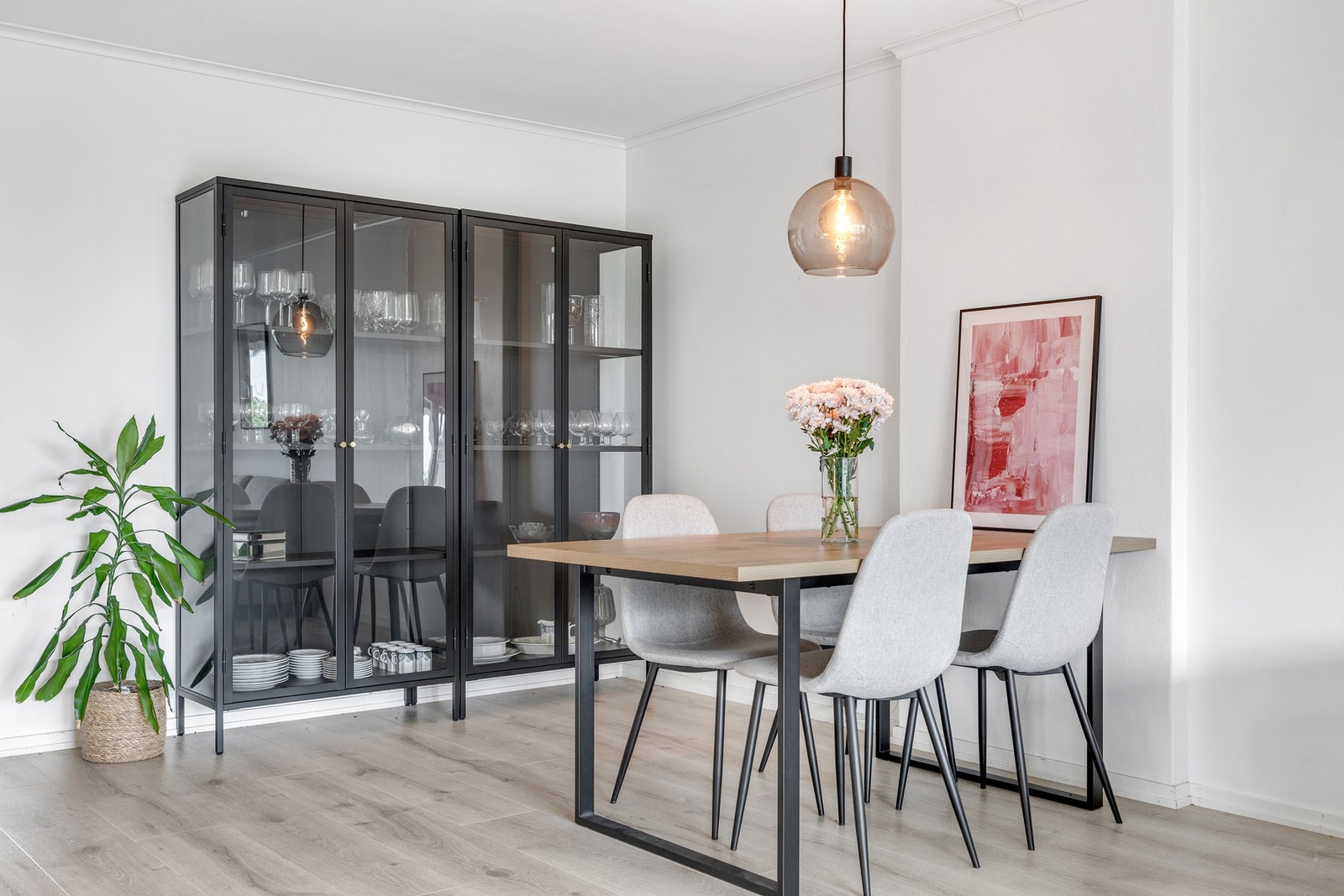 Her har du god plass til et stort spisebord. Pipeløp på stue med mulighet for å sette inn vedovn. Galleribilde