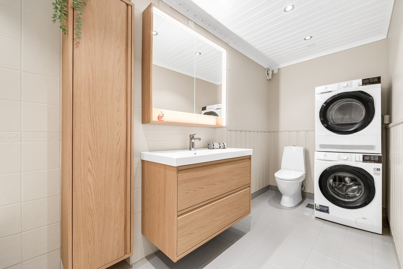 Stort og flislagt bad som ble modernisert med lekker innredning i august 2025. Flisene fikk samtidig nytt liv med egnet maling. Toalett fra 2017. Galleribilde