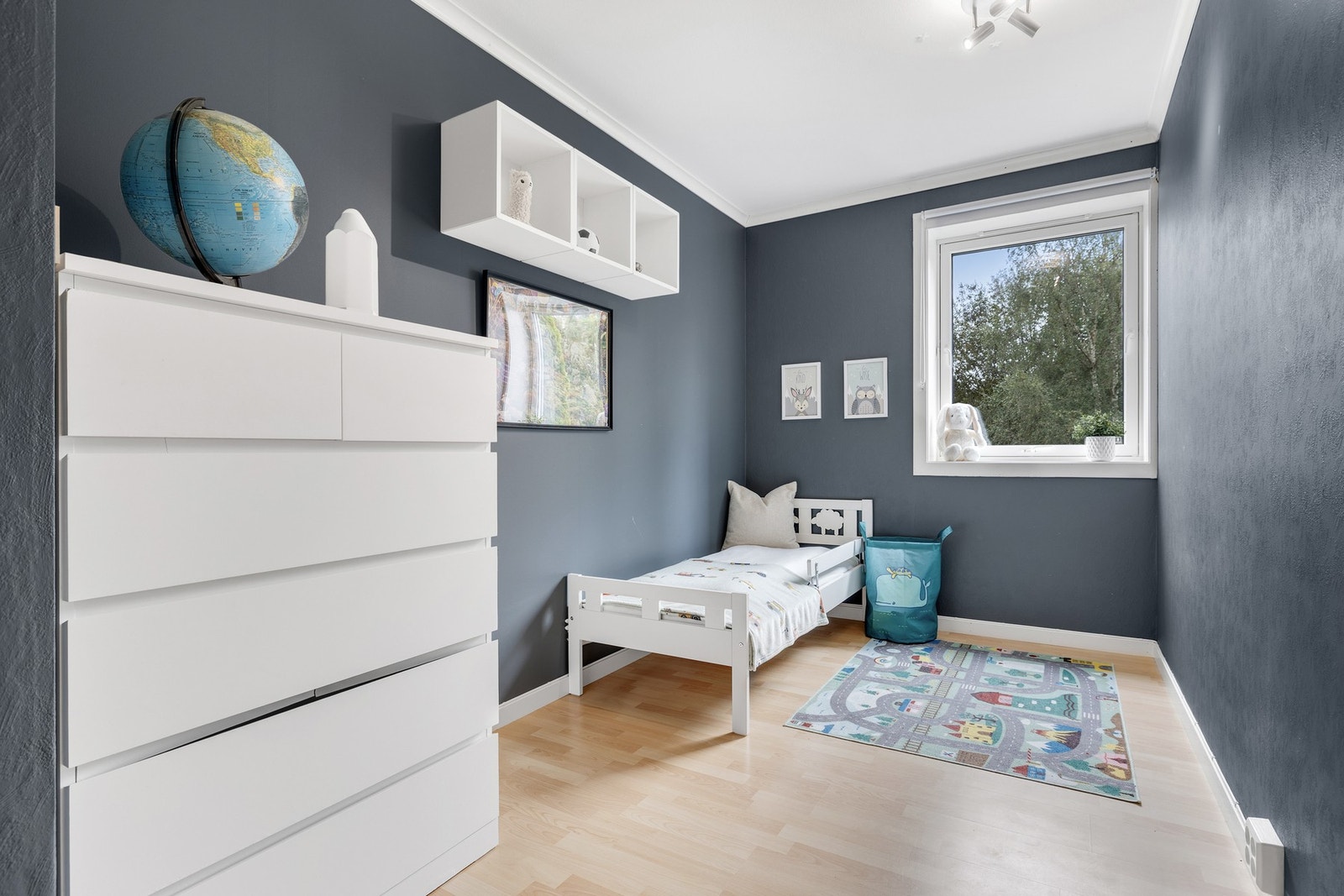 Soverom 2 er på ca. 8 kvm, perfekt som barnerom eller gjesterom. Galleribilde