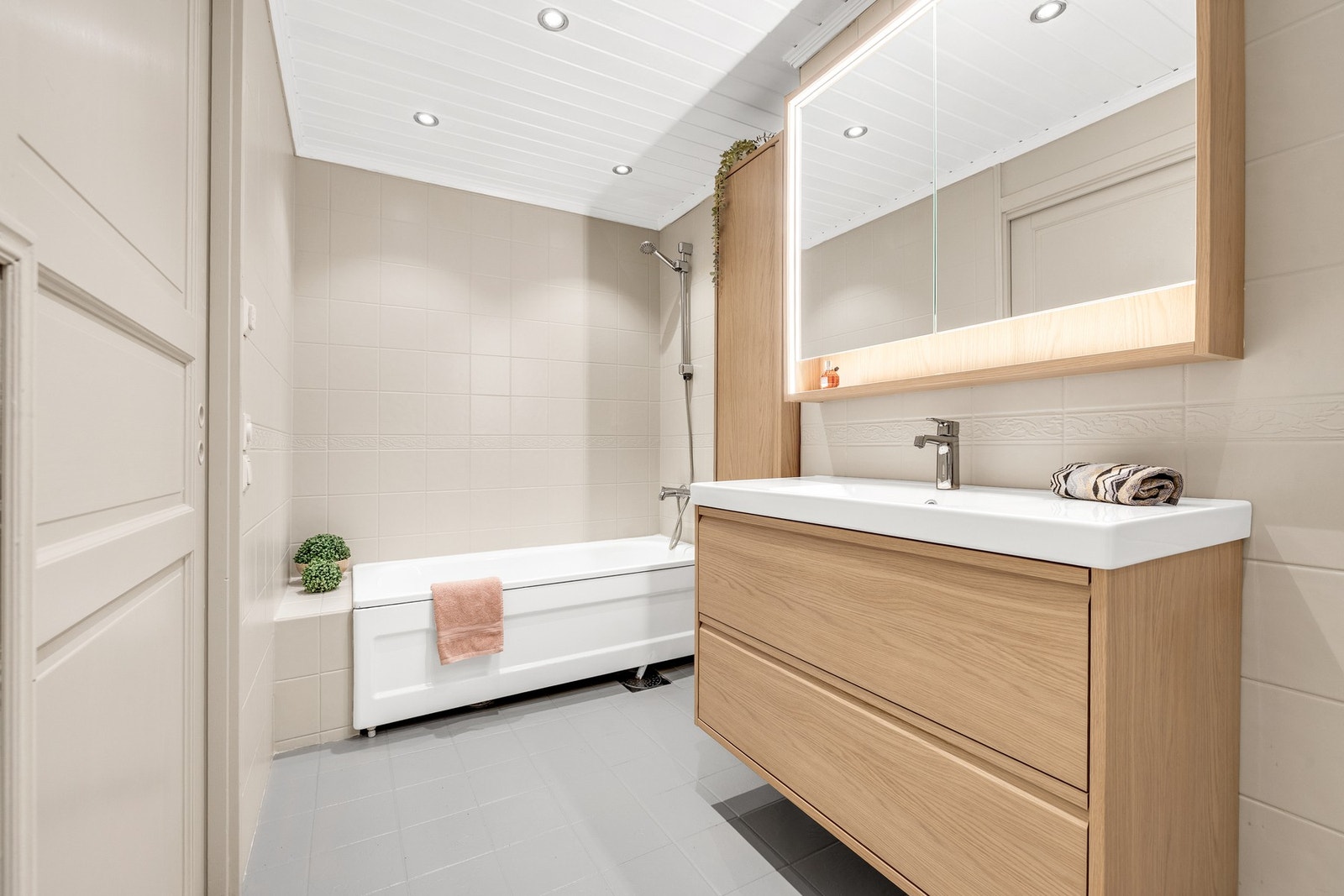 Badet er også utstyrt med badekar, perfekt for barnefamilien. Downlights i himling. Nytt dusjhode og blandebatteri i 2017. Galleribilde