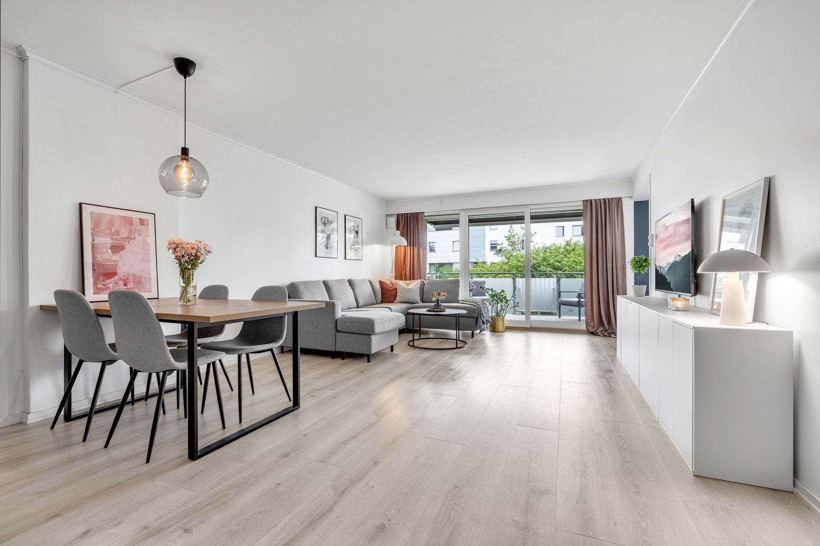 Store vindusflater gir et godt lysinnslipp, og bidrar til leilighetens lette og luftige atmosfære. Galleribilde