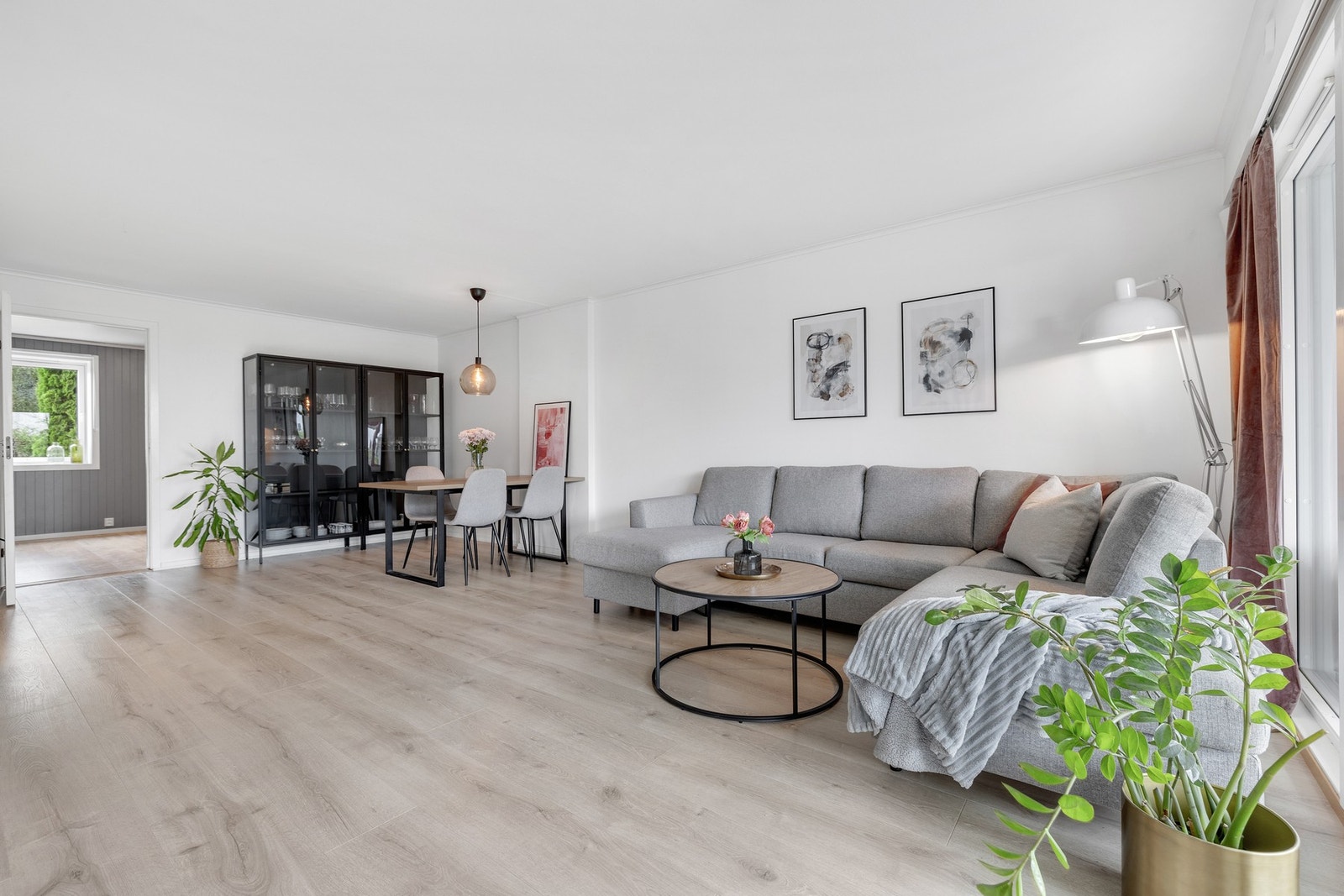 Leiligheten har vært gjenstand for vesentlig oppussing i nyere tid. Lekkert 1-stavs gulv med gulvvarme på både stue, kjøkken og bad. Galleribilde