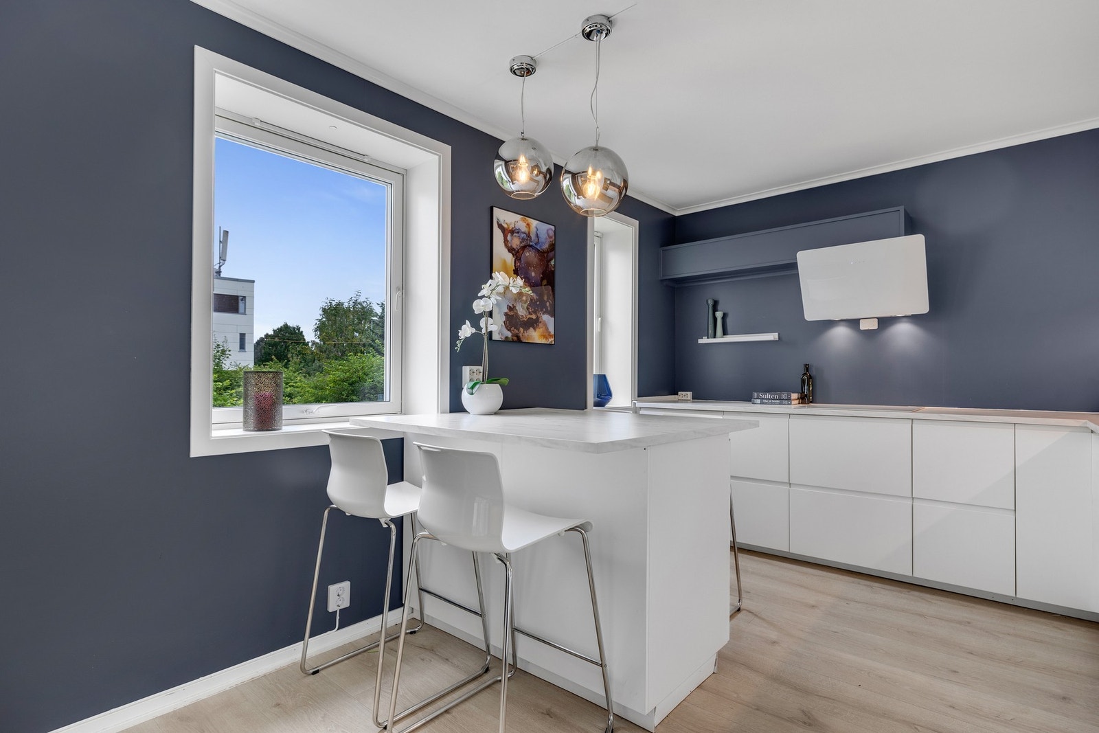 Svært praktisk med kjøkkenøy, både for raske måltider og ekstra benkeplass. Galleribilde