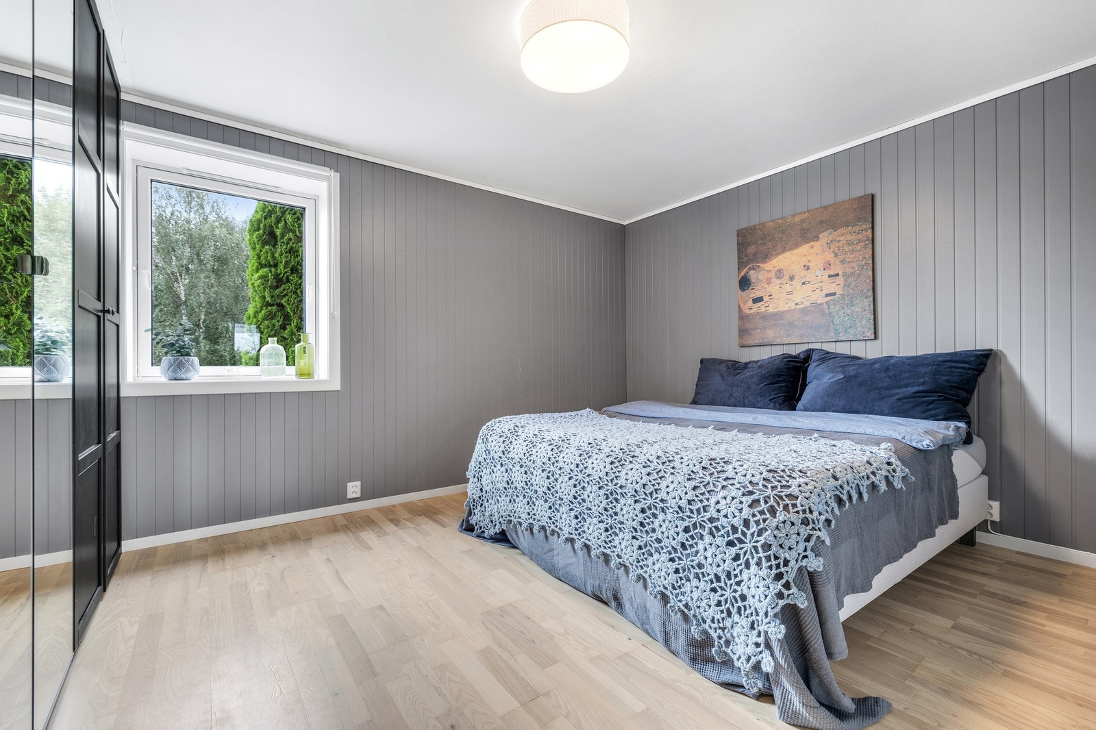 Hovedsoverommet er på hele 14 kvm, med god plass til dobbeltseng og oppbevaring av klær! Galleribilde