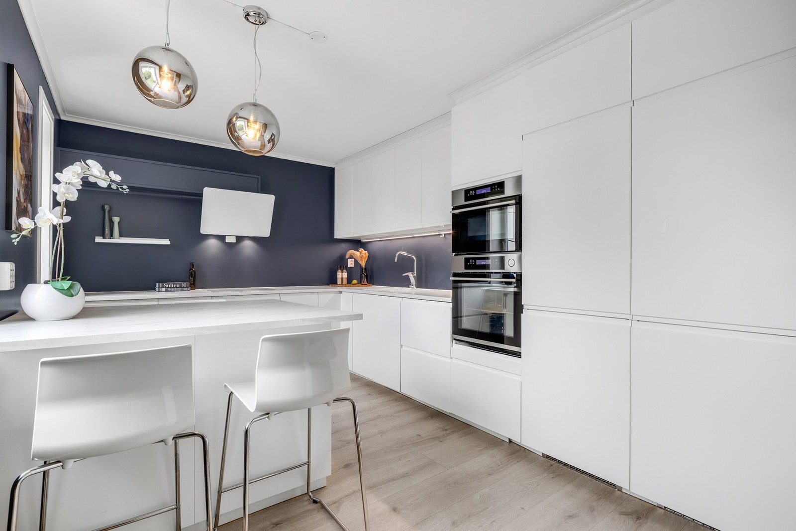 Lekkert og tidløst kjøkken fra 2017 som har rikelig med skap- og benkeplass. Galleribilde