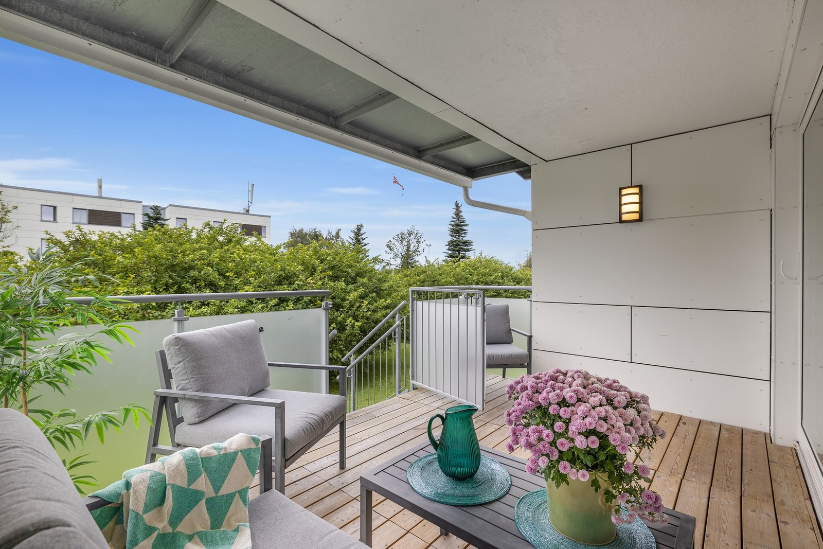 Med beliggenhet i 1. etasje har du også direkte nedgang til plenen - ideelt for deg med barn eller dyr. Galleribilde