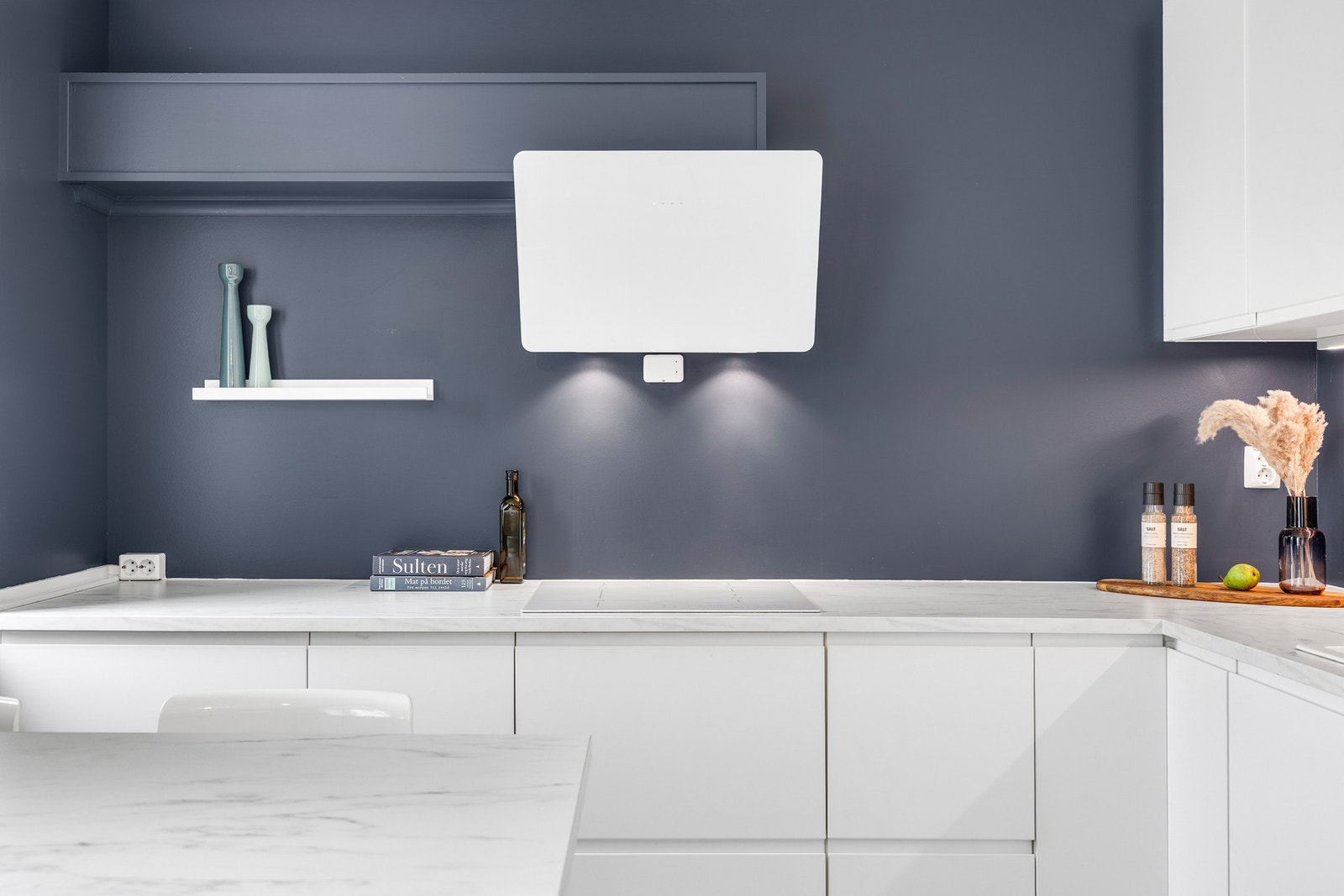 Kjøkkenet er på ca. 13 kvm og har plass til fire personer rundt øyen. Galleribilde