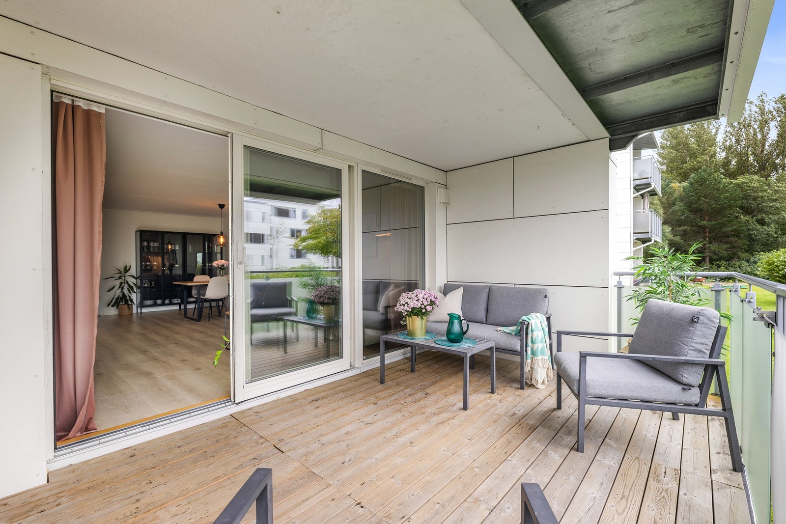 Via skyvedør fra stue kommer du ut på den vestvendte balkongen som måler hele 11 kvm. På finværsdager oppleves den som en forlengelse av stuen. Galleribilde