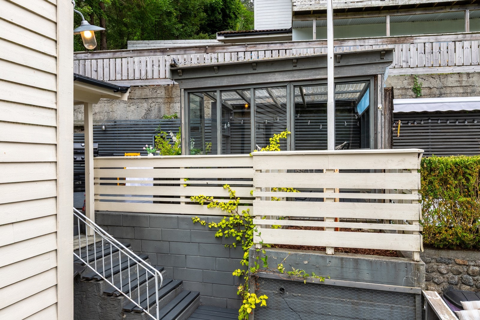 Bakhagen fra verandaen Galleribilde