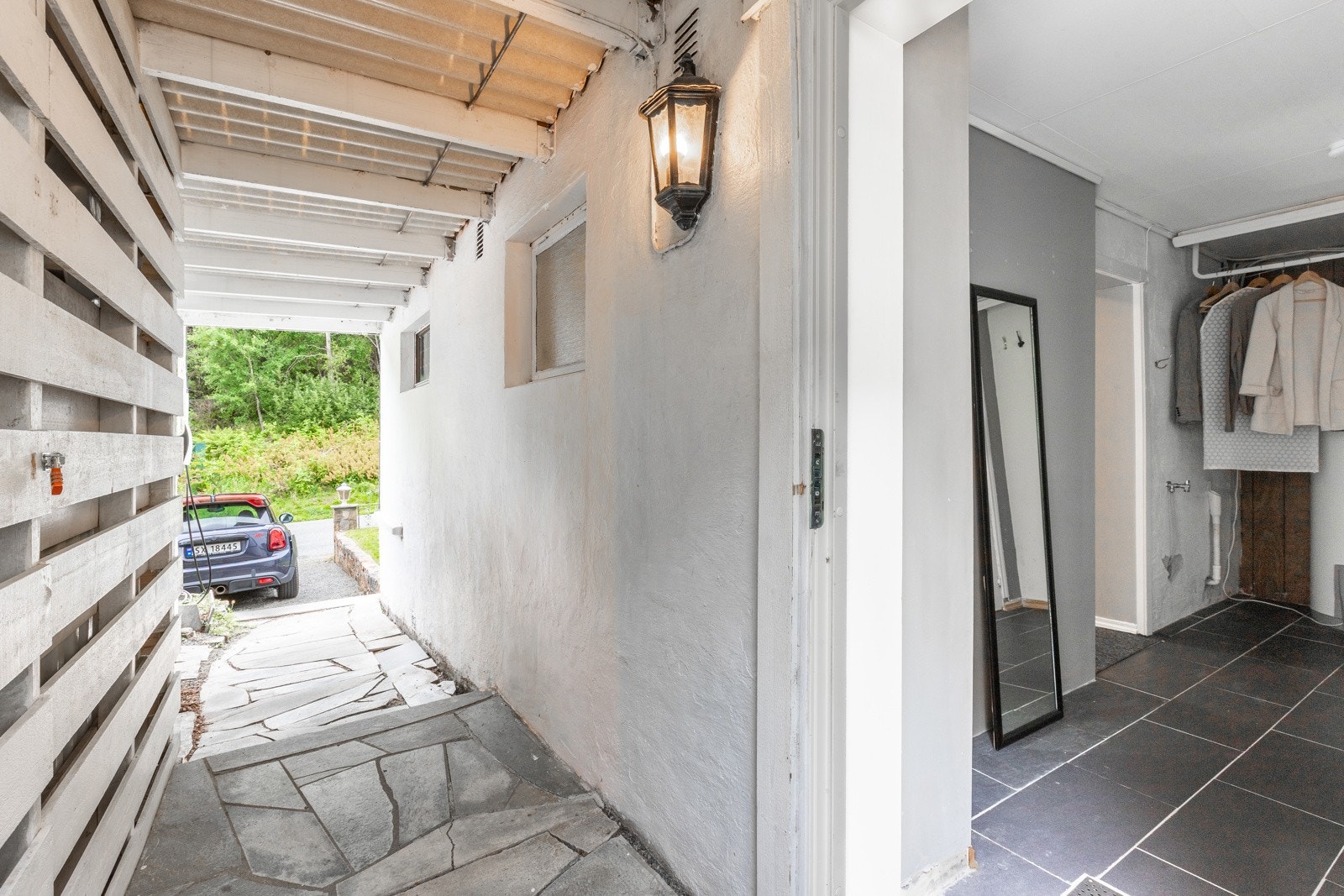 Inngangsparti og parkering Galleribilde