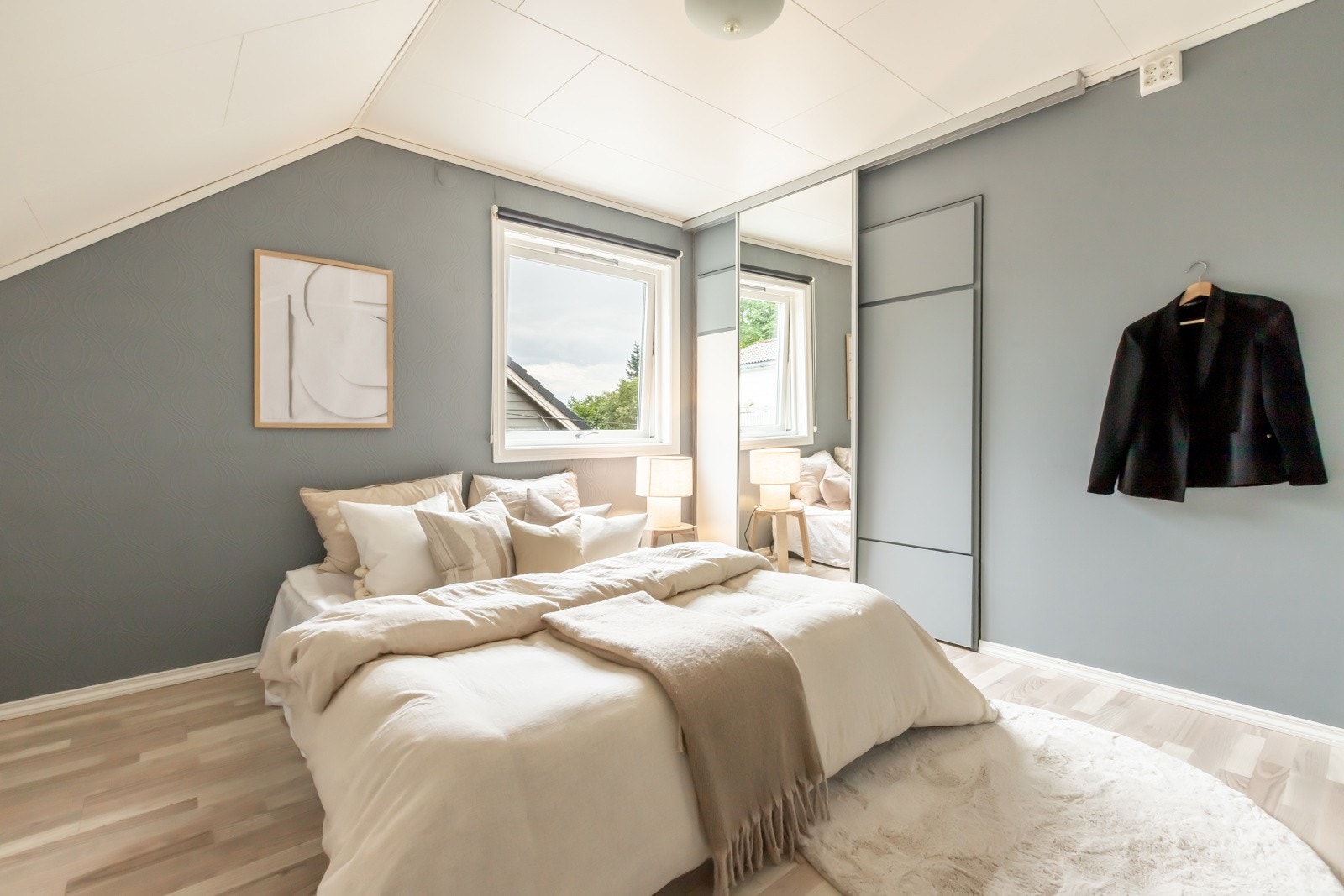 Soverom 2 på loftet, med skyvedørsgarderobe Galleribilde