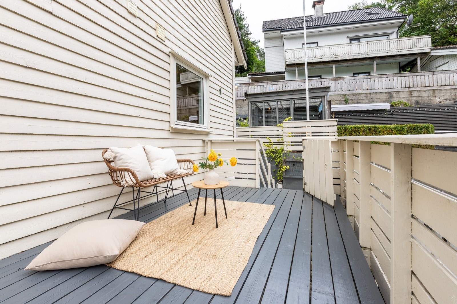 Verandaen har adkomst både fra bakhagen og stuen Galleribilde