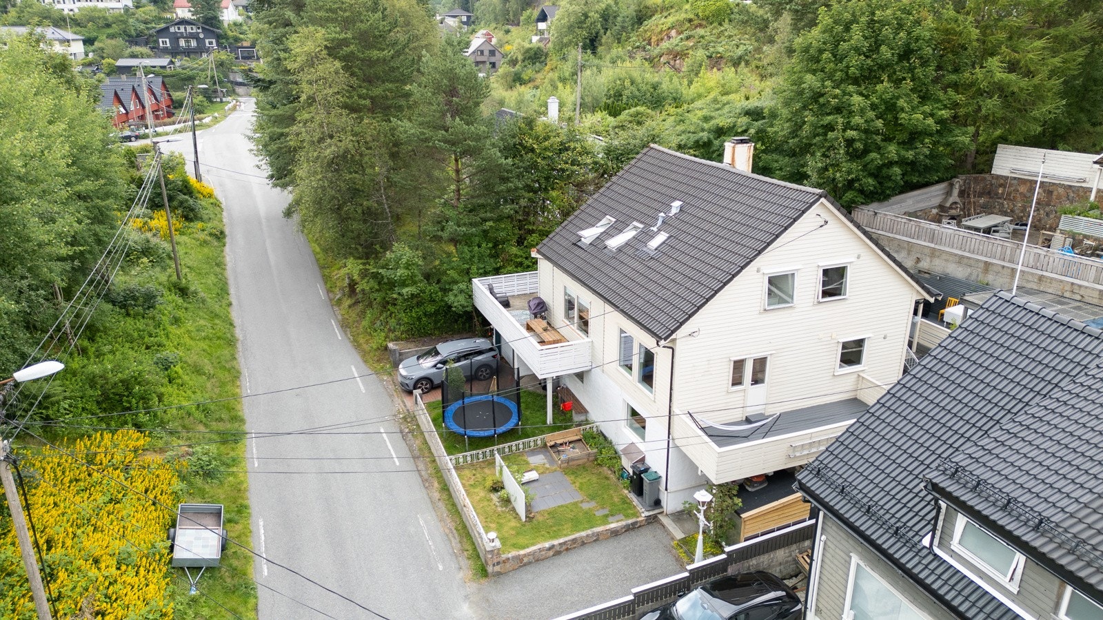 Busstoppet er oppe i krysset. Veien videre fører til Melkeplassen, og Laksevåg Galleribilde