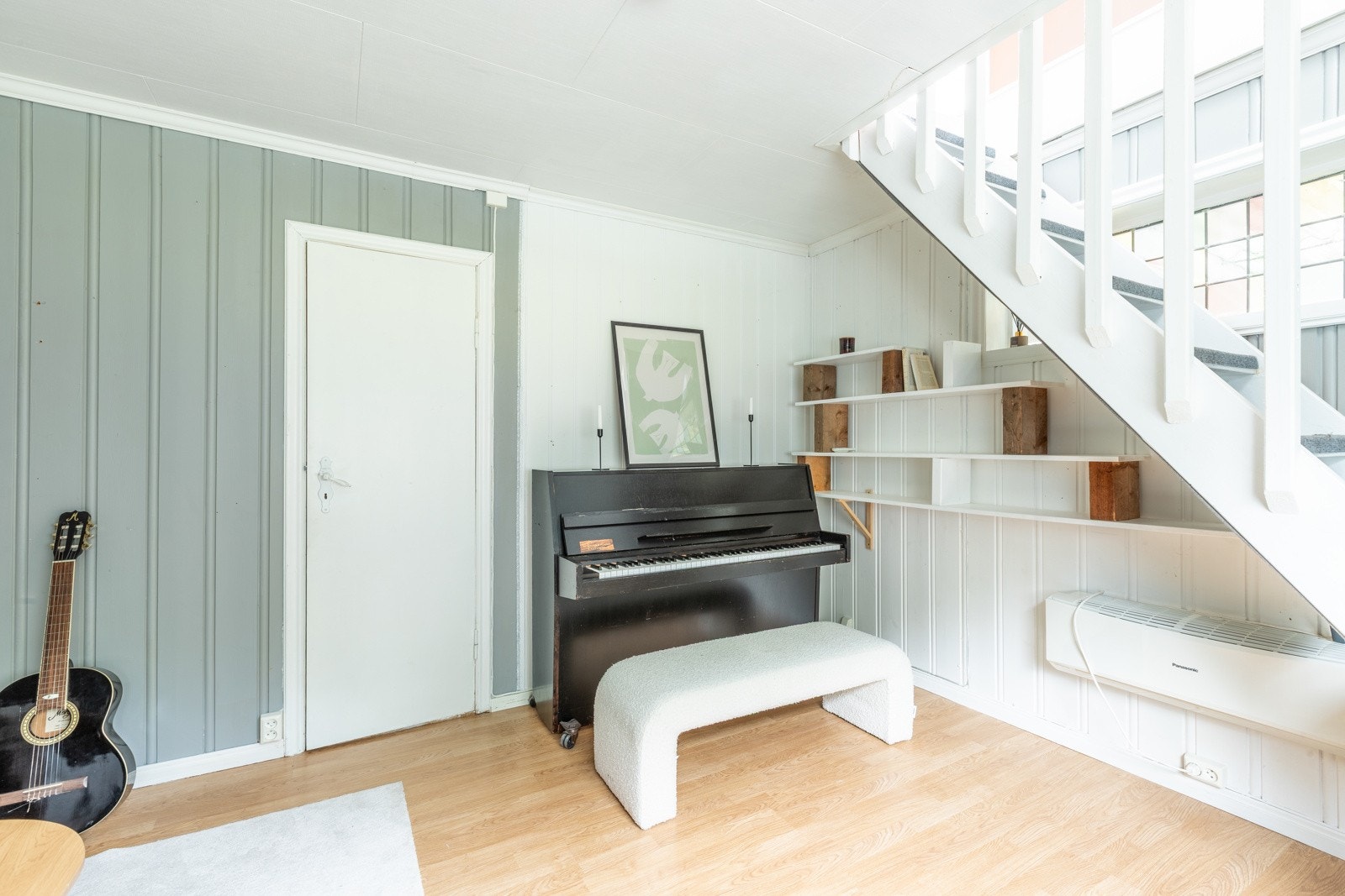 Vil du underholde gjester med musikk, kan pianoet følge handelen etter avtale med selger. Galleribilde