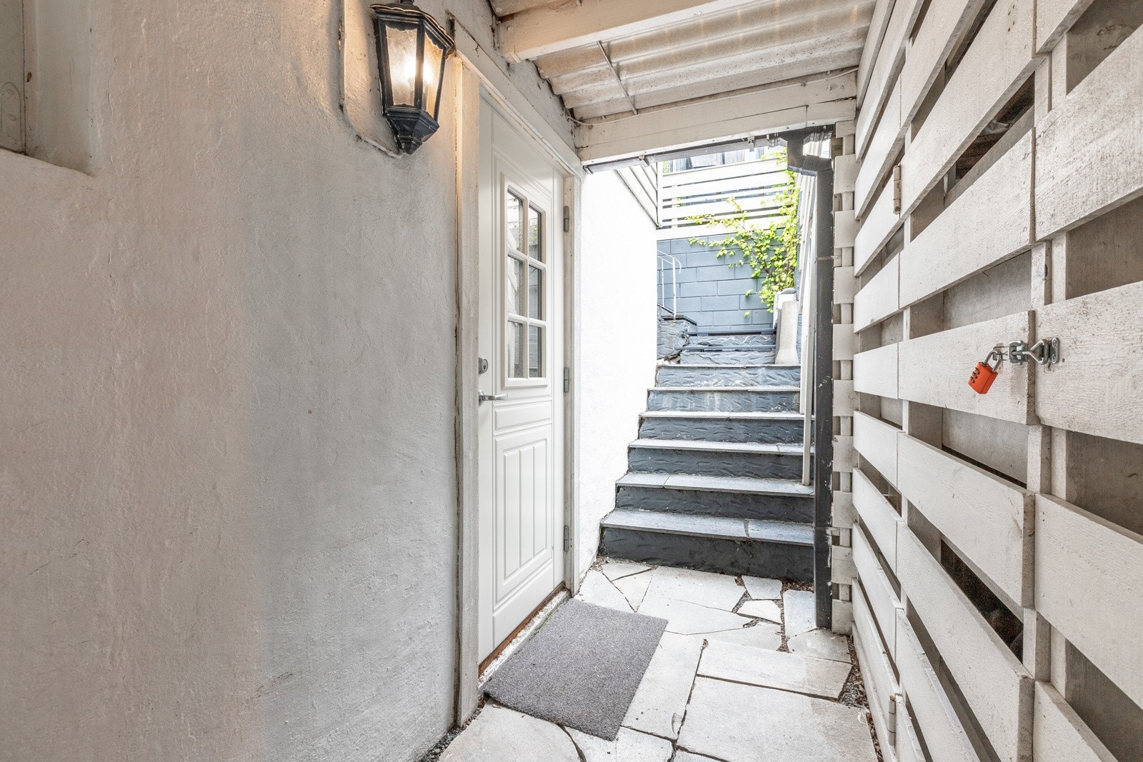 Separat inngangsparti til underetasjen Galleribilde