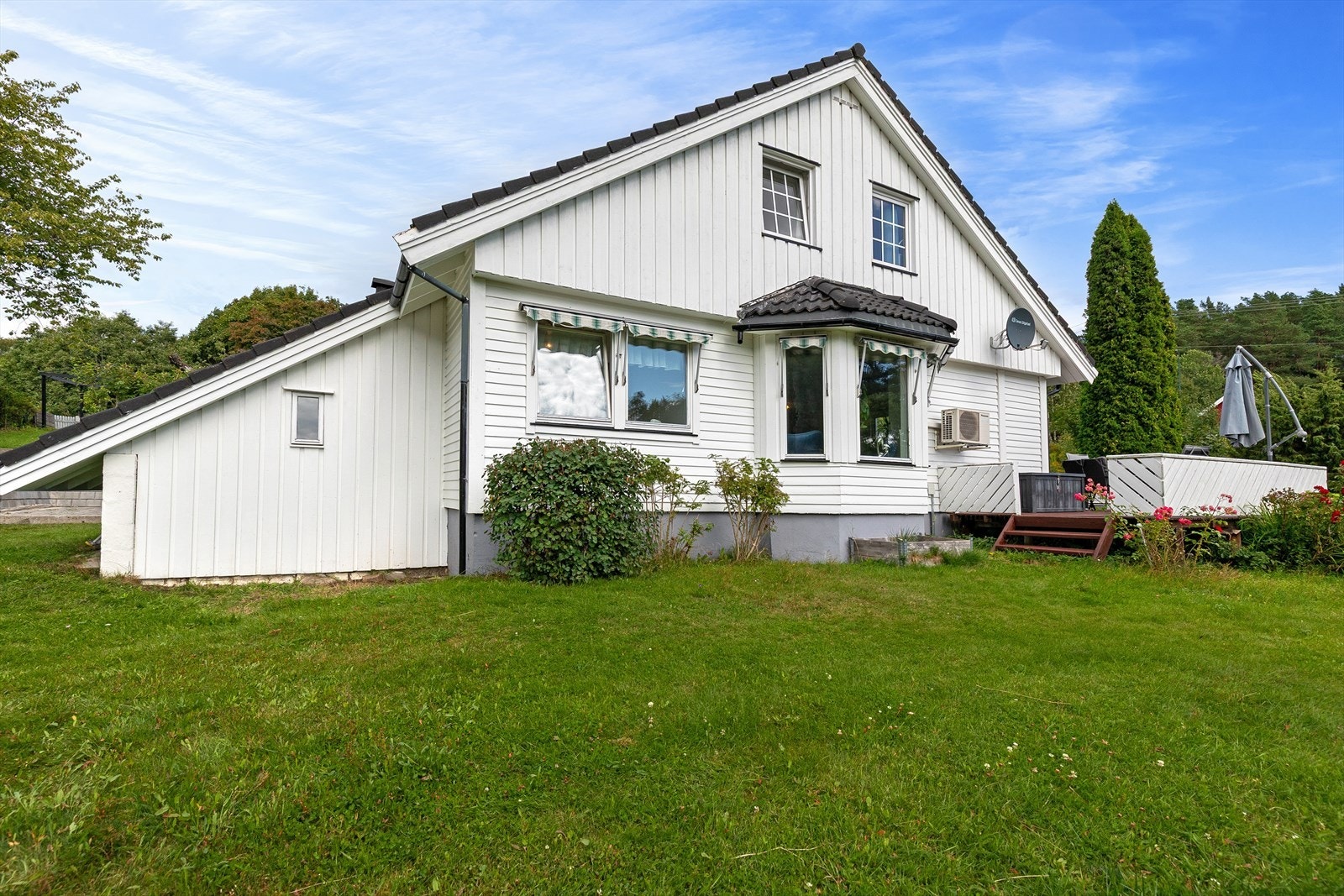 Romslig hage med god plass til lek og moro. Galleribilde