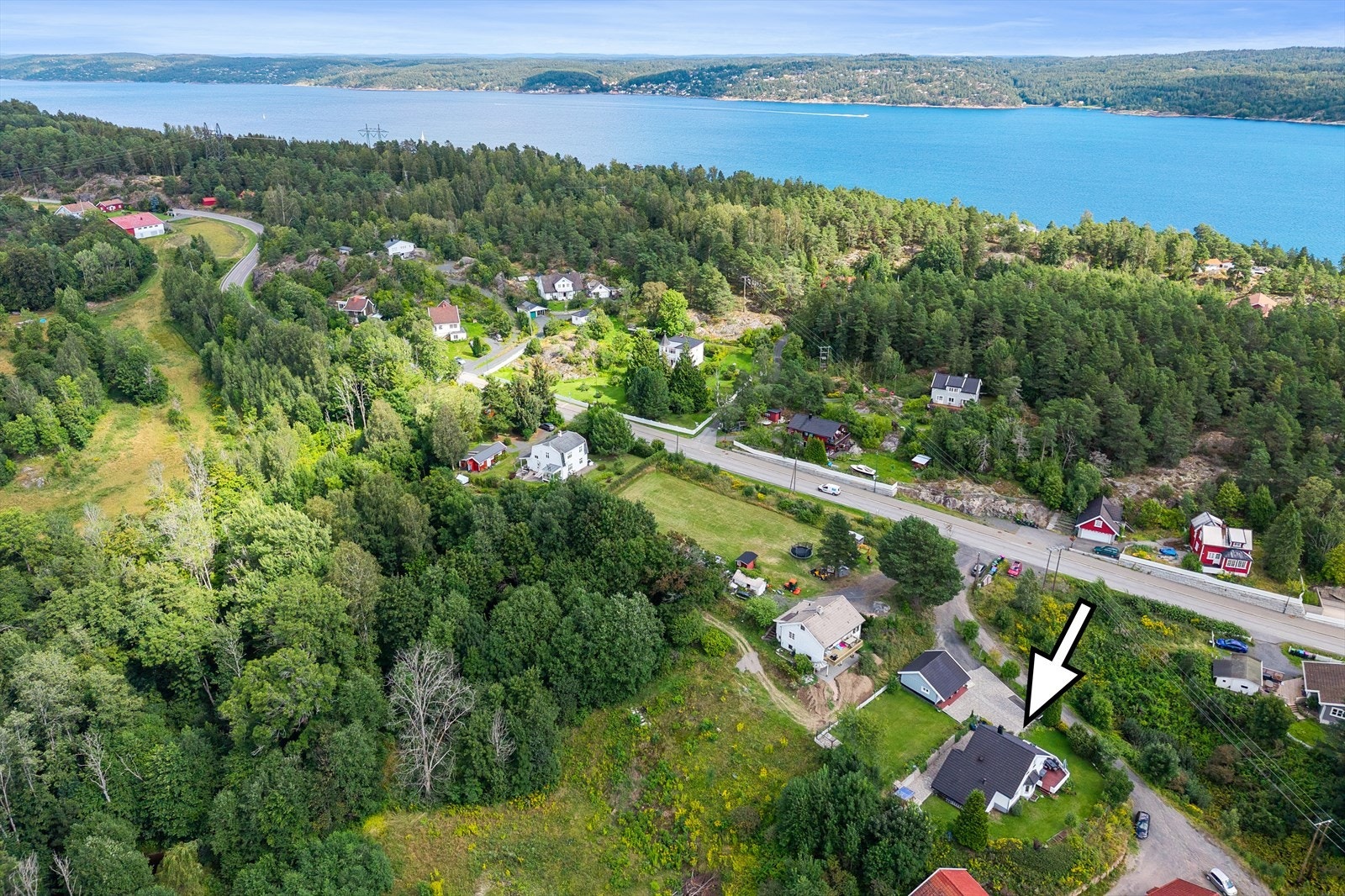 Barnehage, skoler og dagligvareforretning nås på under 10 minutter med bil, og bussforbindelse finnes like i nærheten. Galleribilde