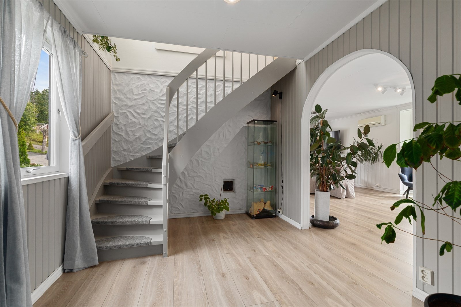 Vegg- og takoverflater i lyse og tidsriktige farger. Galleribilde