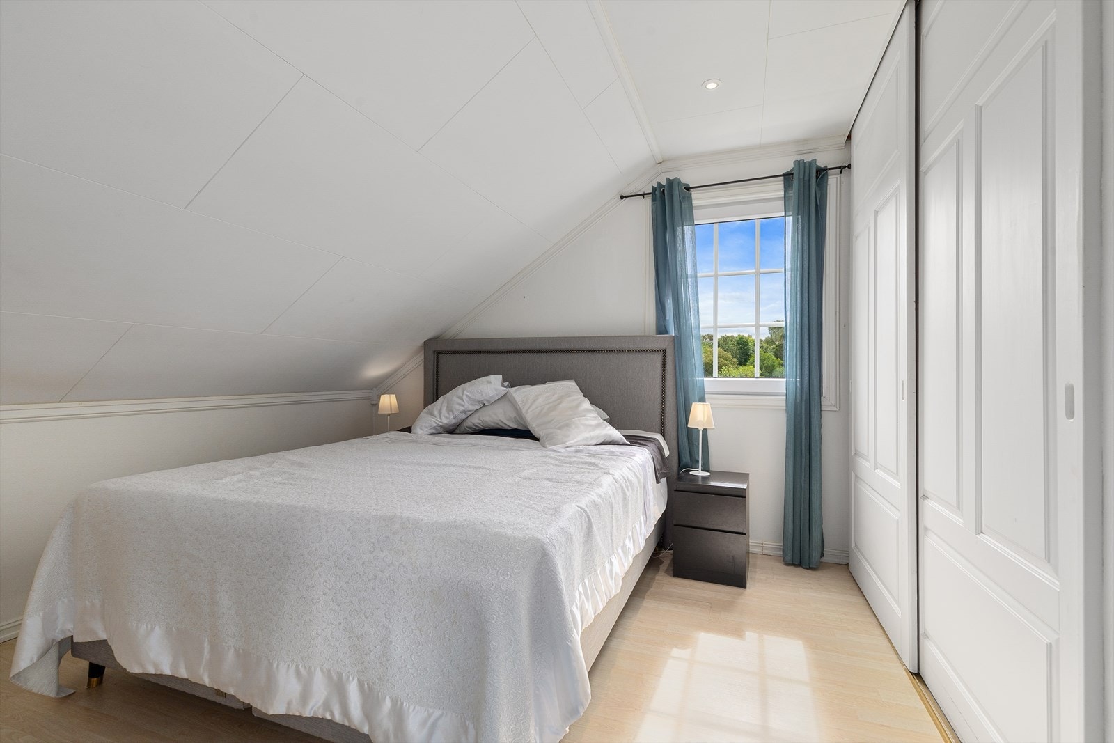 Hovedsoverommet har skyvedørsgarderobe. Galleribilde