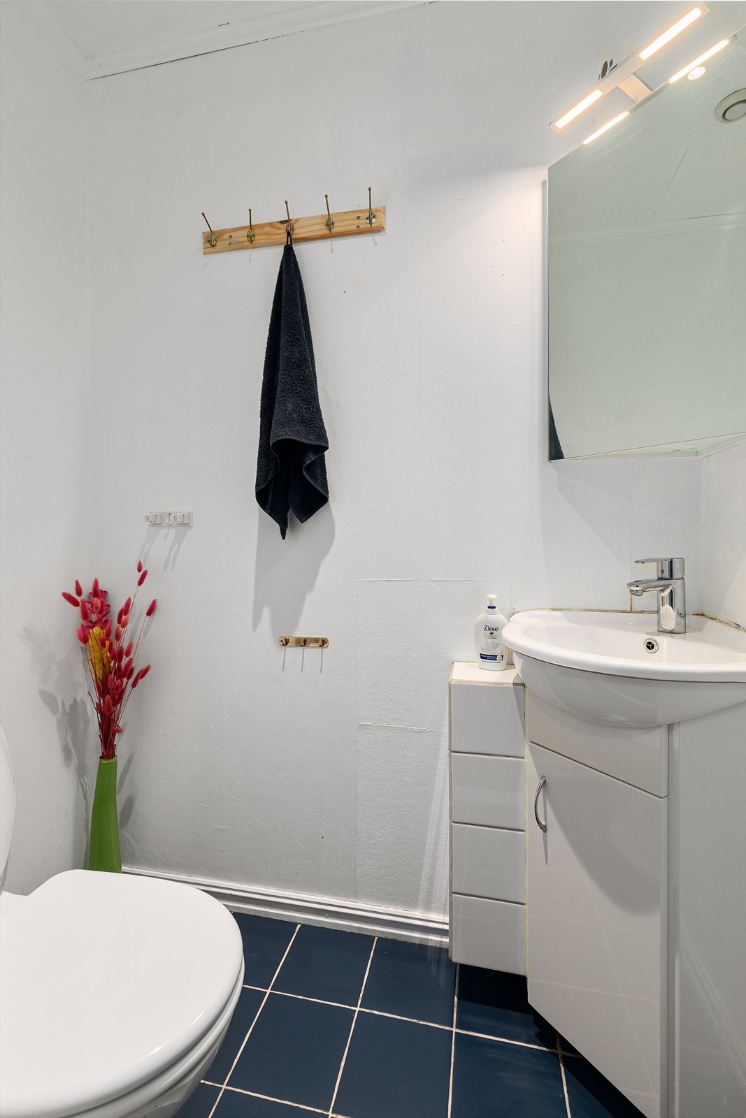 I 1. etasje er det et separat toalettrom med servant, servantskap, wc og mekanisk avtrekk. Galleribilde