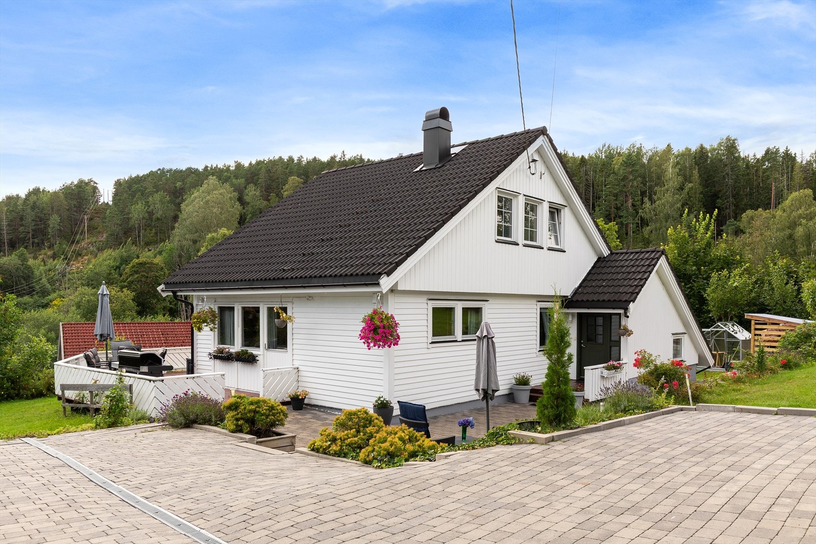 Gårdsplassen og arealet ved inngangspartiet er steinsatt, noe som gir god adkomst og et ryddig, innbydende preg. Galleribilde