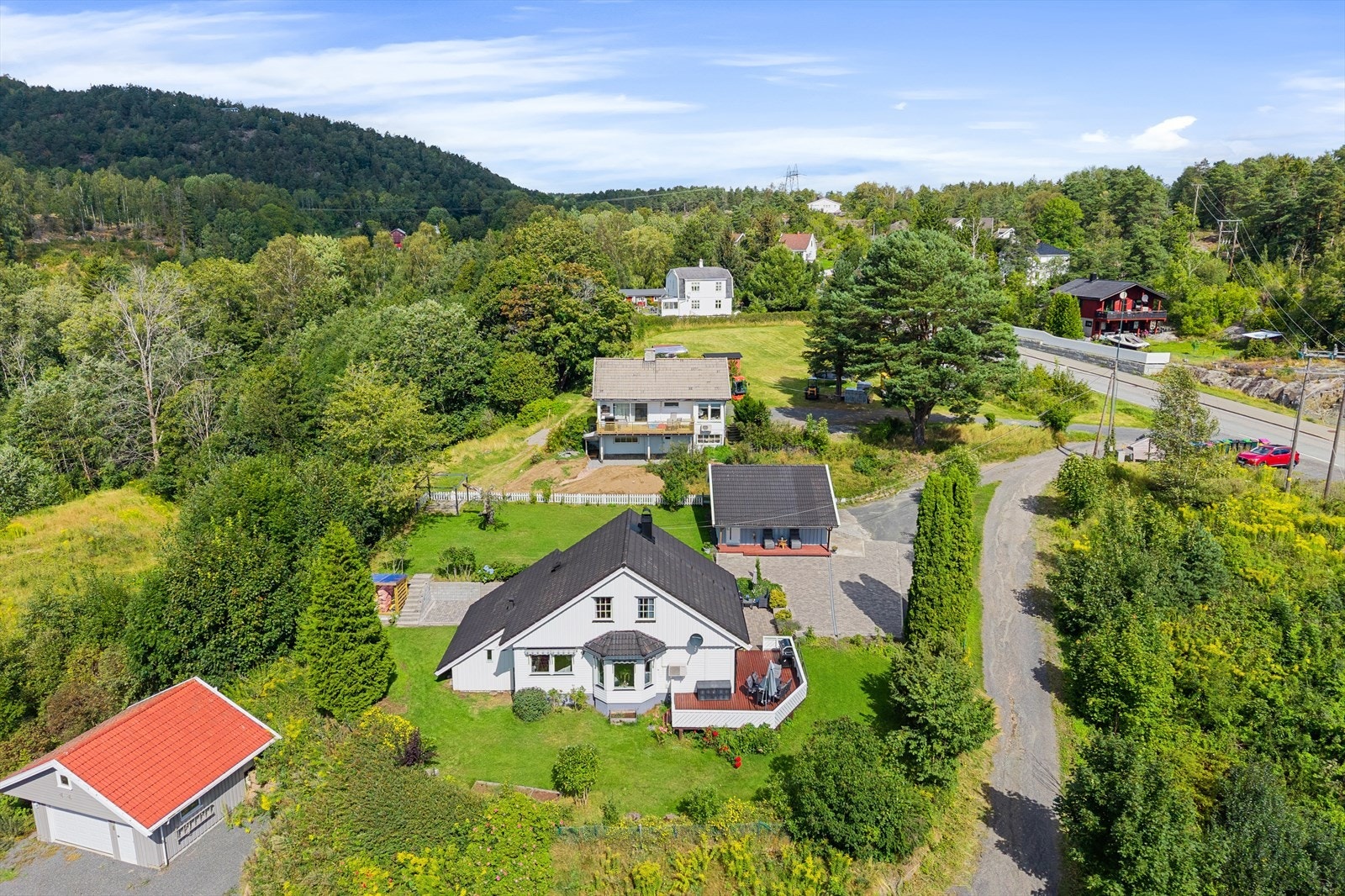 Her bor du tett på skogen med direkte tilgang til fine turområder og rekreasjon året rundt. Galleribilde