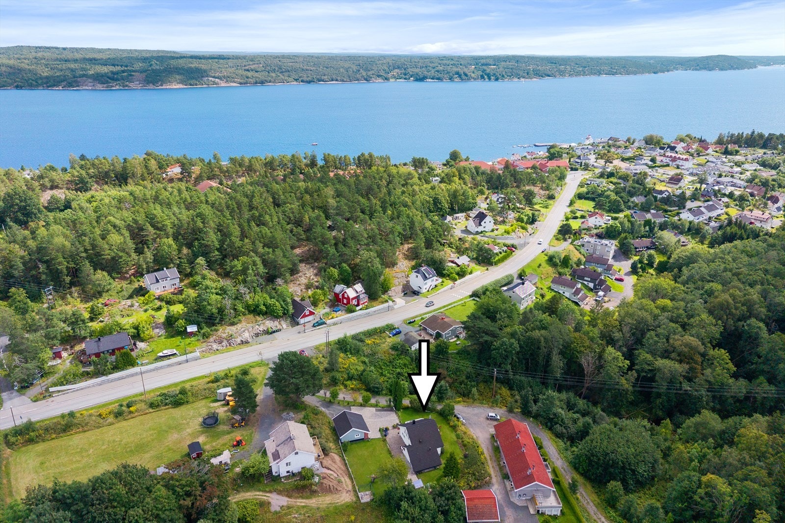 Sjøen ligger også i kort avstand, med strender, badeplasser og gode fiskemuligheter. Galleribilde