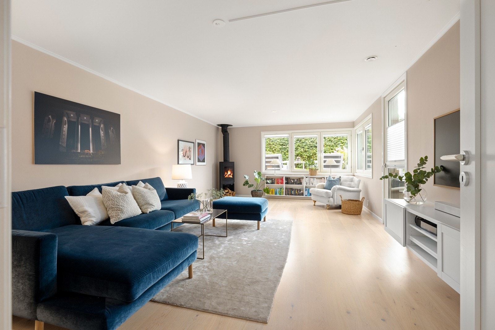 Romslig stue med peis og varmefolie i gulvet Galleribilde