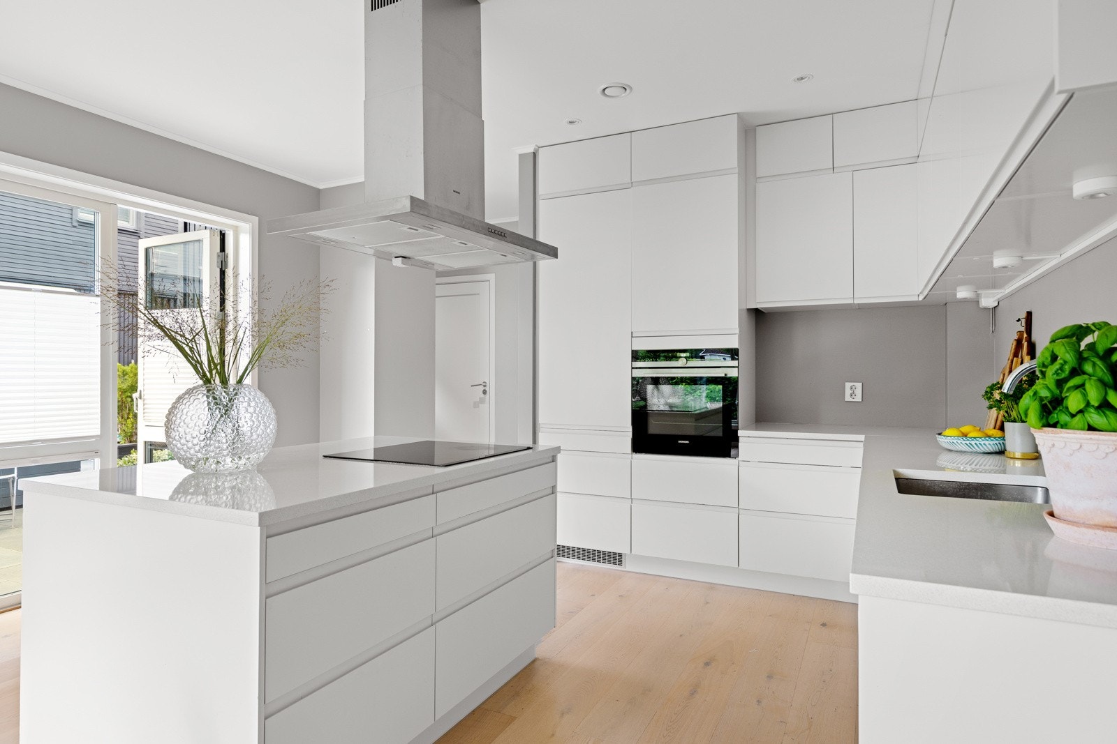 Kjøkkenet er utstyrt med kjøl/fryseskap, oppvaskmaskin, induksjonstopp, stekeovn, vannstoppsystem og komfyrvakt. Galleribilde