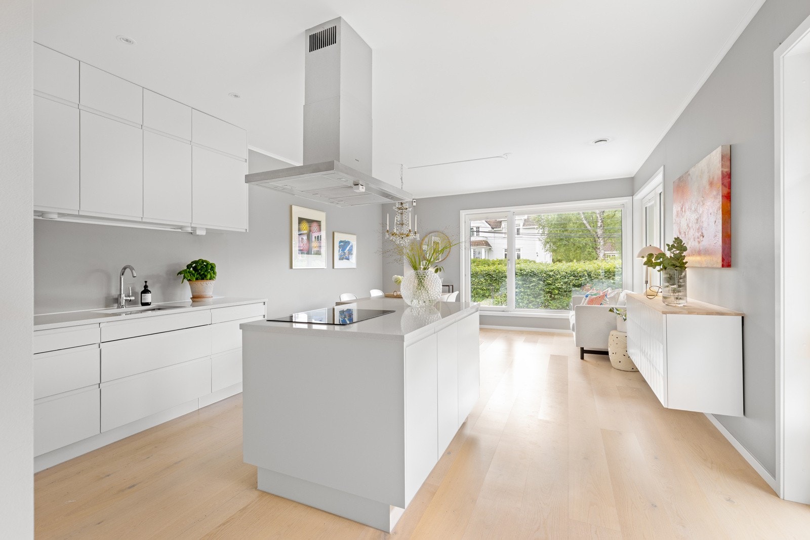 Lys og luftig spisestue med åpen kjøkkenløsning Galleribilde