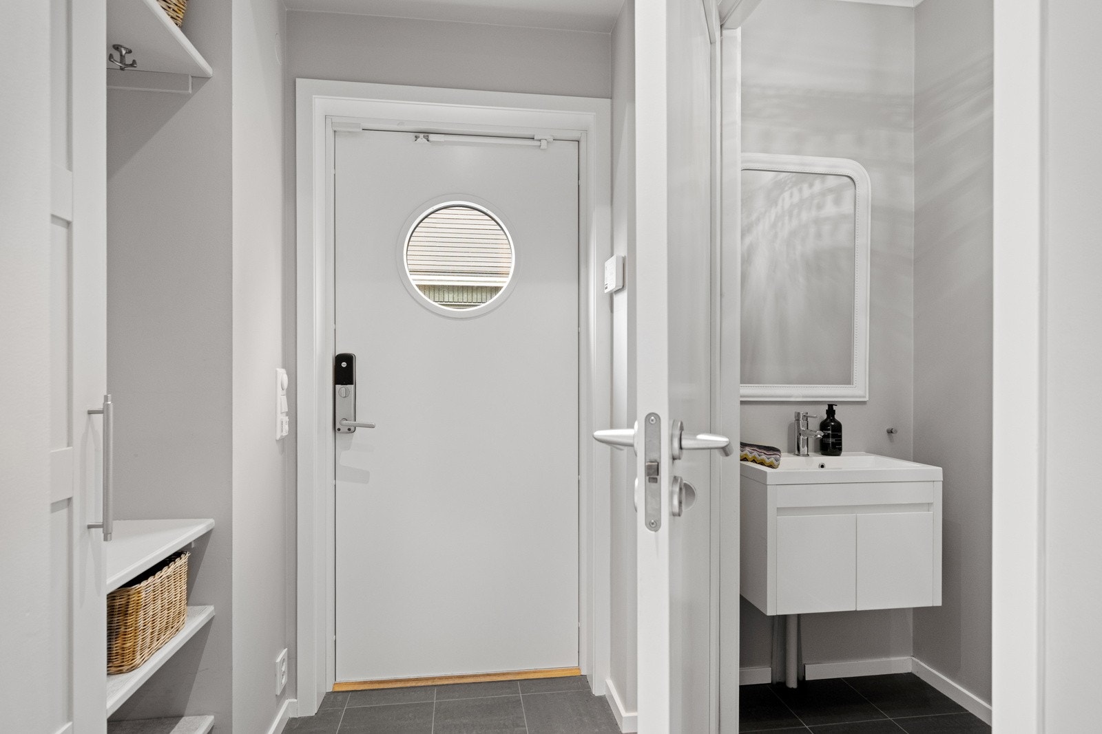 Dør inn til praktisk gjestetoalett Galleribilde