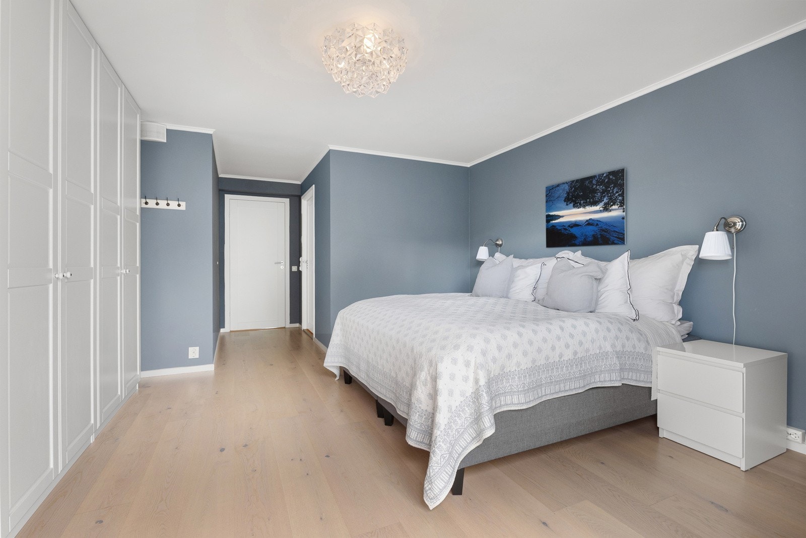 Innholdsrik masteravdeling med stort soverom, eget bad og utgang til balkong Galleribilde