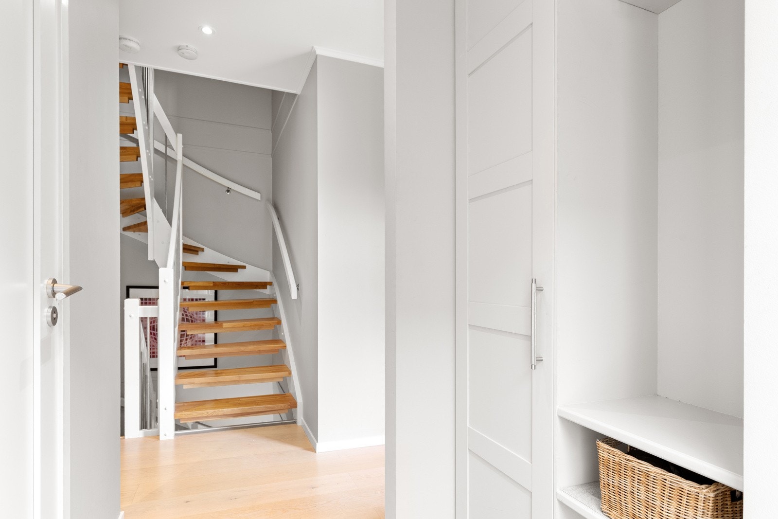 Innbydende entré med hyller og garderobeskap Galleribilde