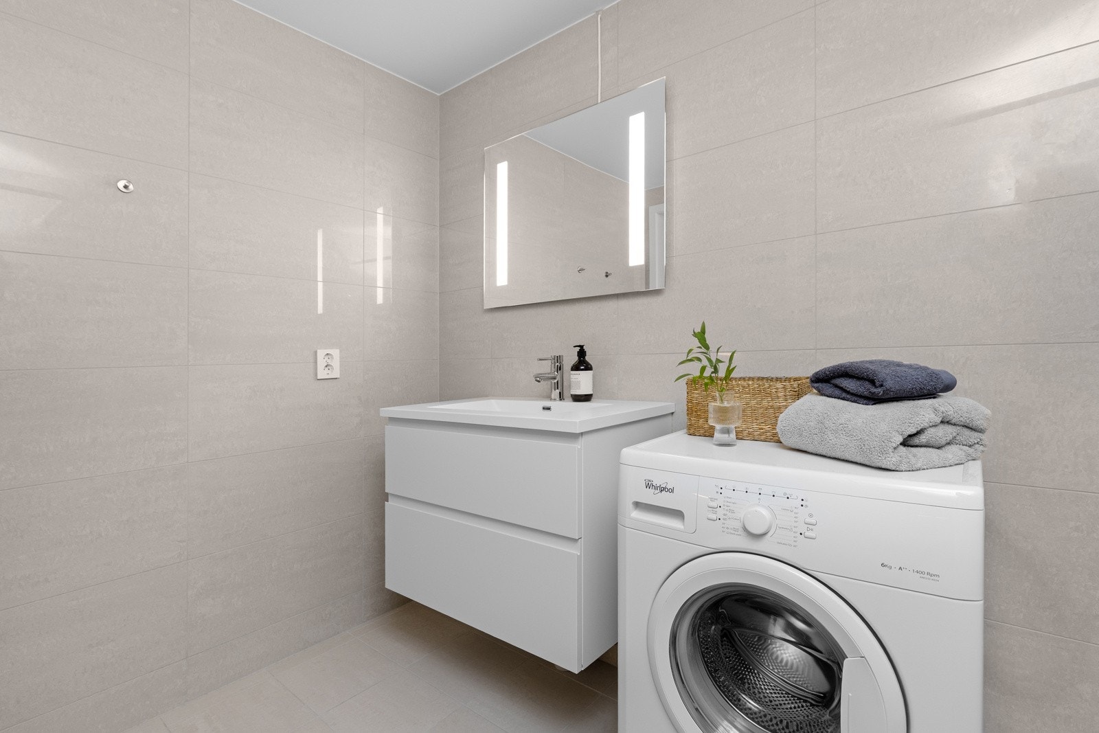 Badet i hybelen er innredet med nedfelt servant, toalett og dusj. I tillegg er det opplegg for vaskemaskin Galleribilde