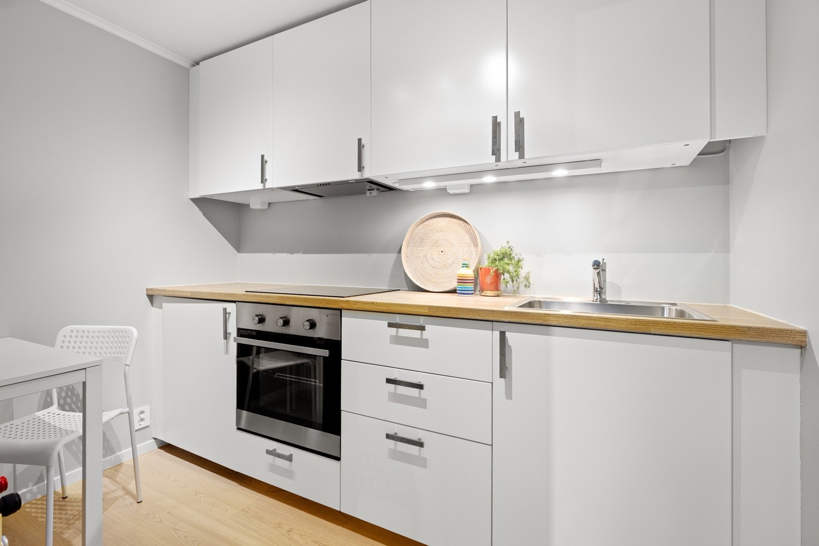 Innredet kjøkken i hybel. Lydisolert dør mellom inn til hybel. Kjøkkenet er utstyrt med kjøleskap, platetopp, stekeovn, vannstoppsystem og komfyrvakt Galleribilde