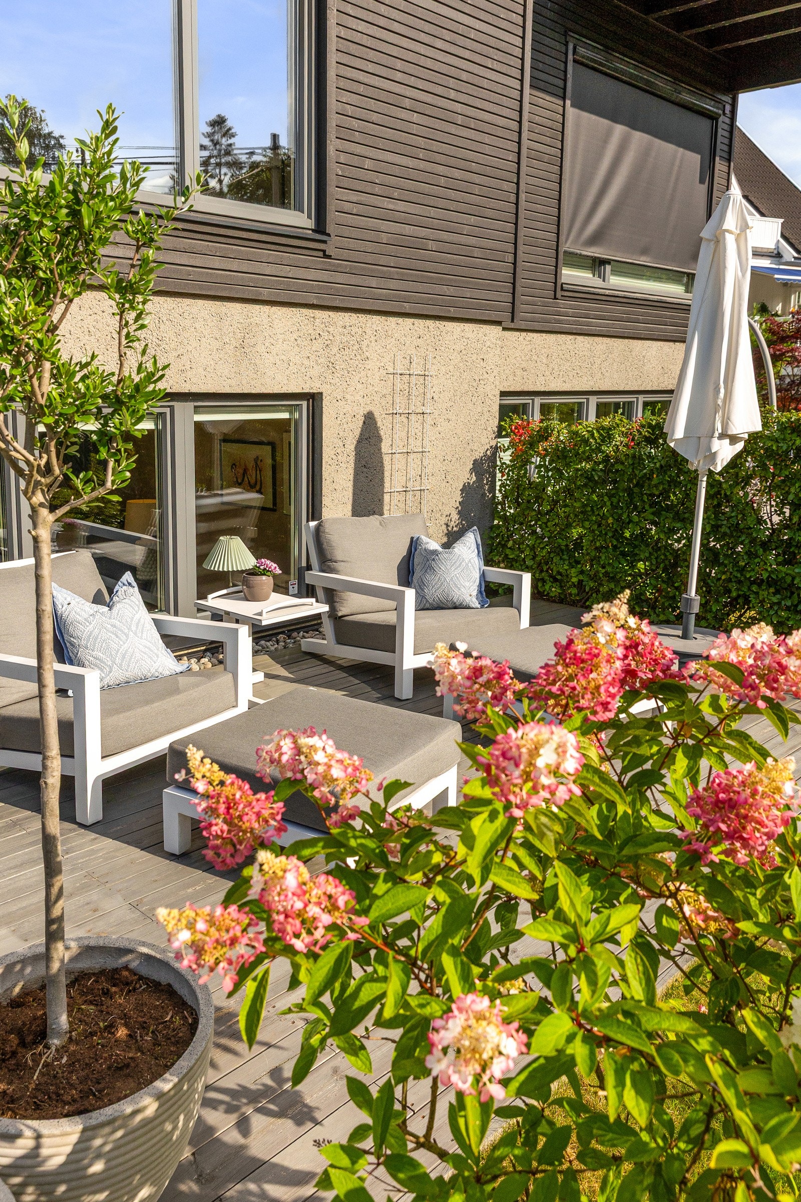 Terrassen i hagen er på hele 41 kvm Galleribilde