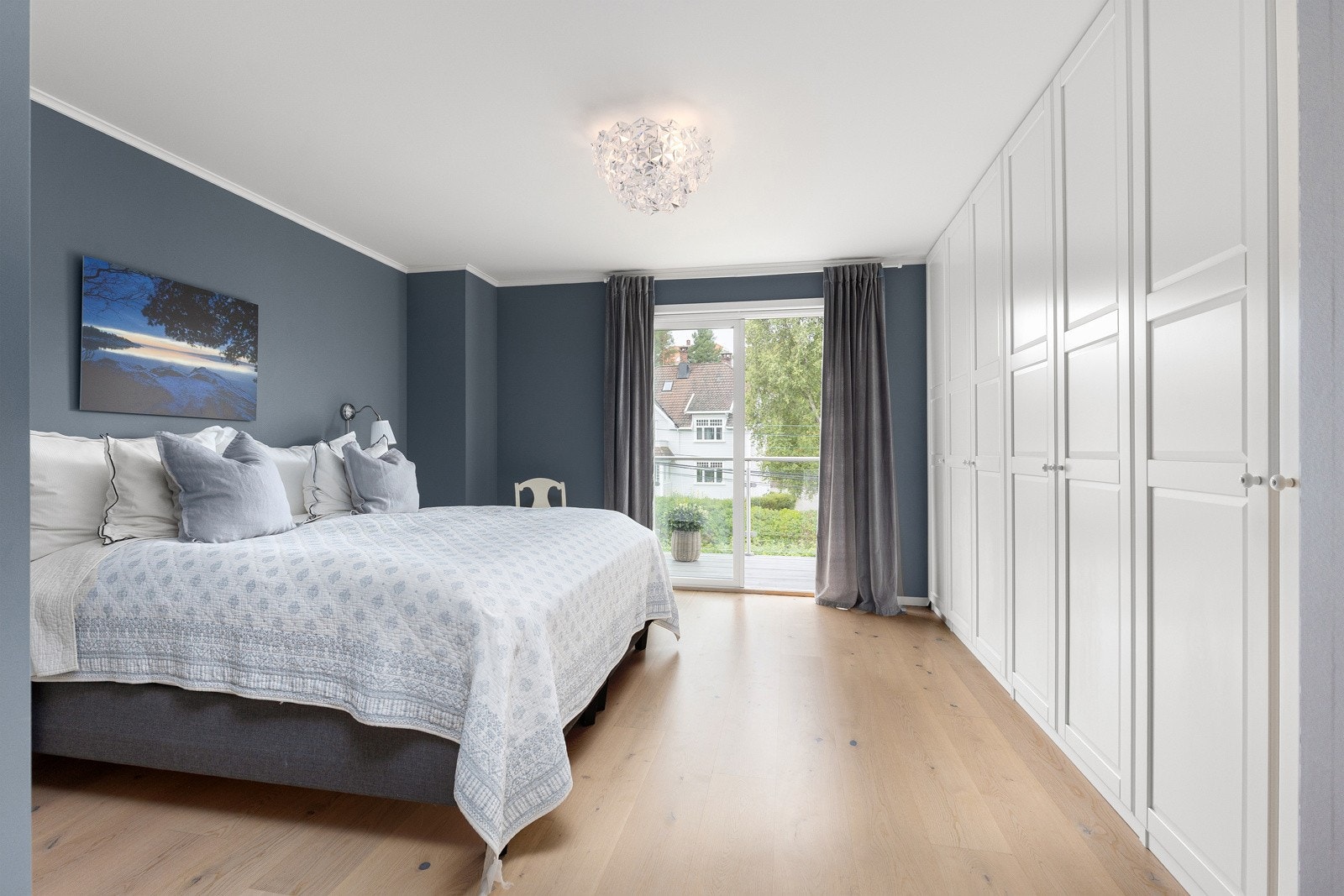 På soverommet er det godt med garderobeplass Galleribilde