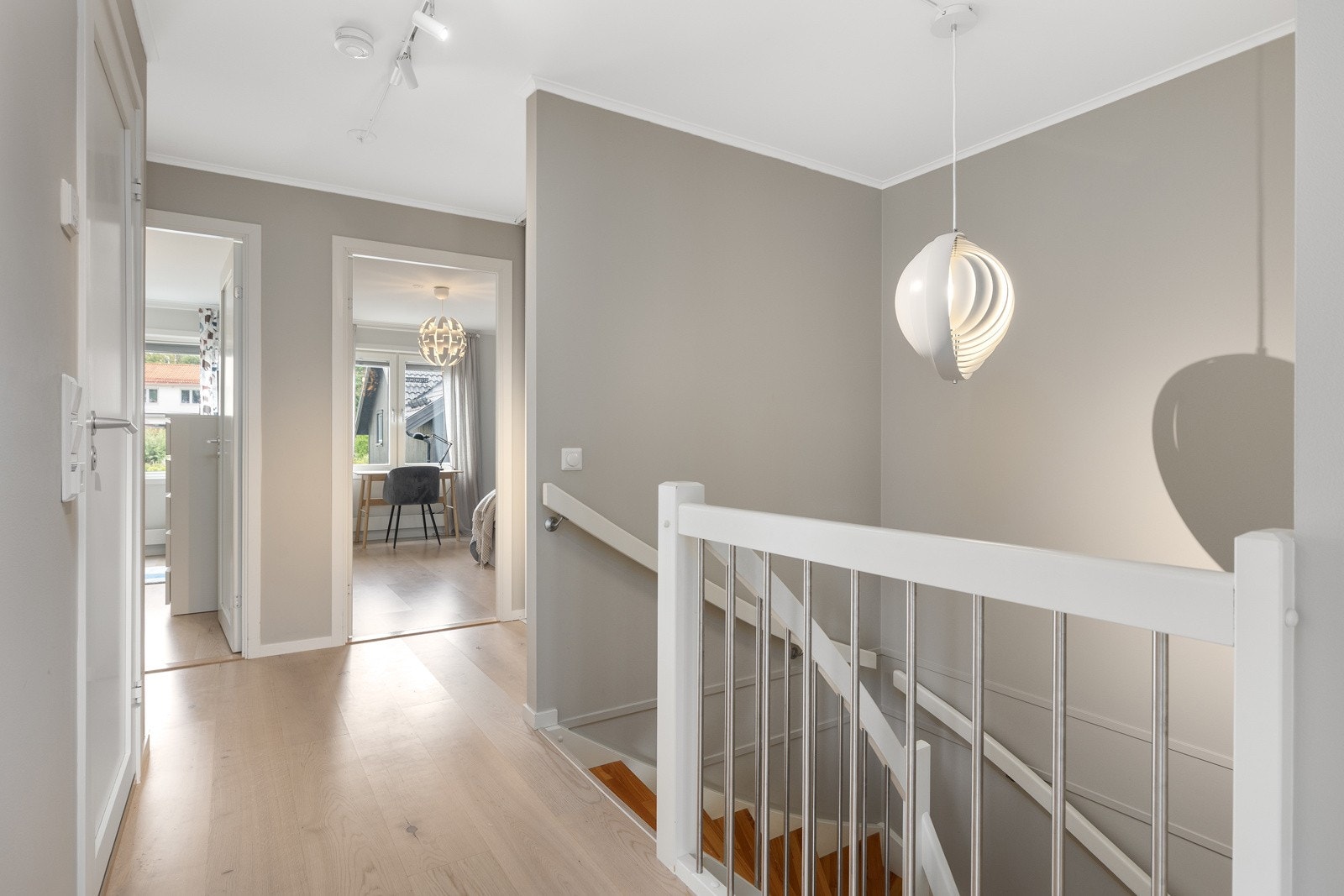 Fin soveromsavdeling med 4 rom i 2. etasje Galleribilde