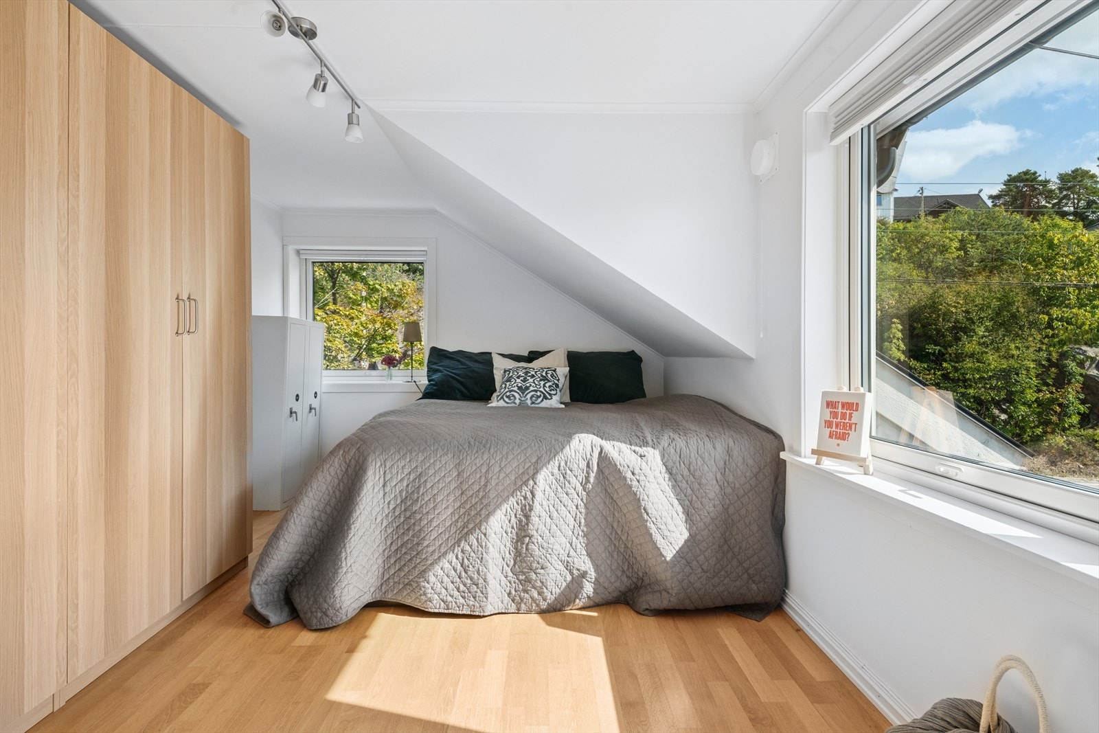 Soverom på loftet har godt med skapplass. Galleribilde