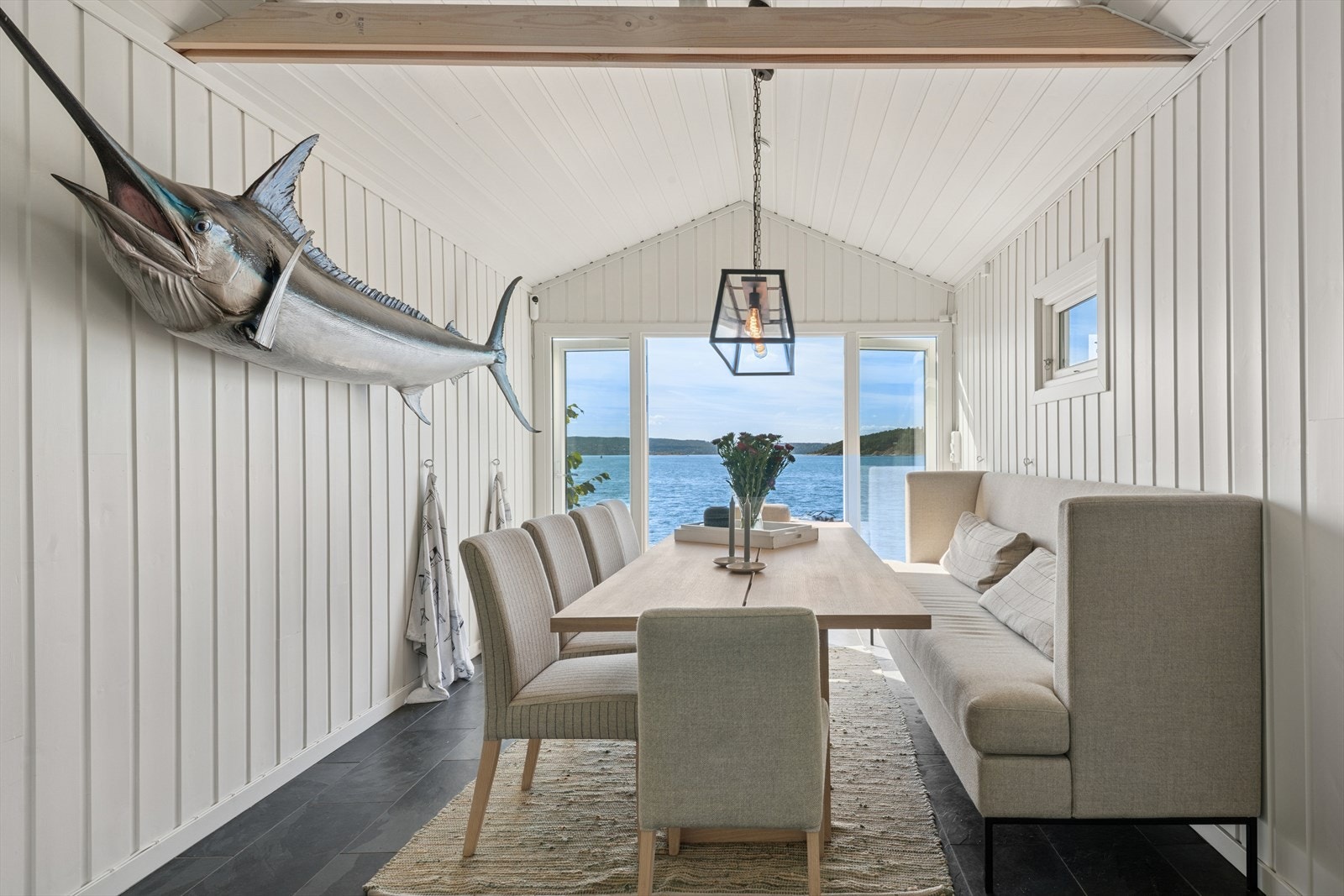 Med eiendommen følger innredet båthus med sjøen i umiddelbar nærhet. Galleribilde