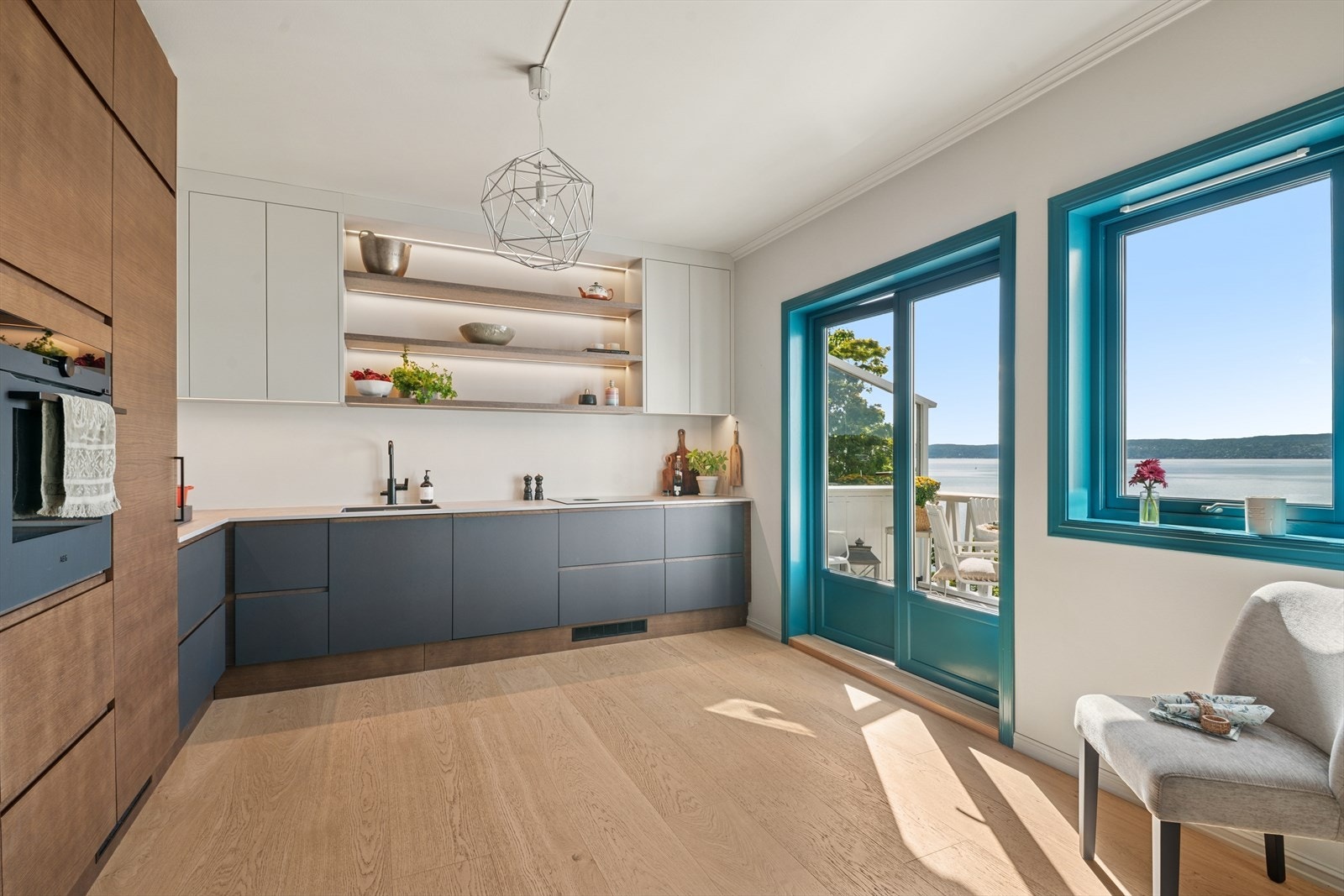 Moderne kjøkkeninnredning og godt med skap/-benkeplass. Galleribilde