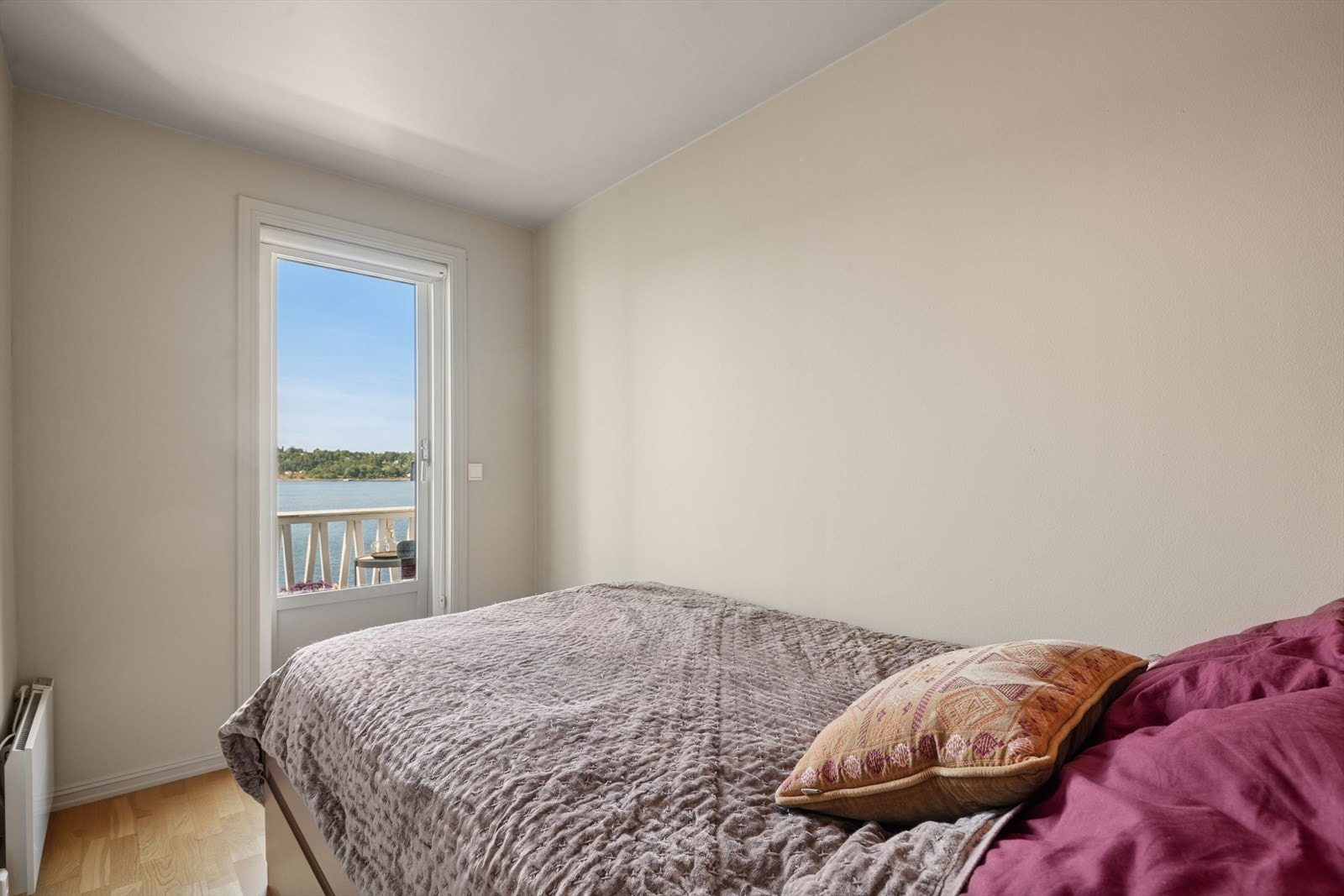 Soverom nr III med nydelig utsikt og utgang til balkong. Galleribilde