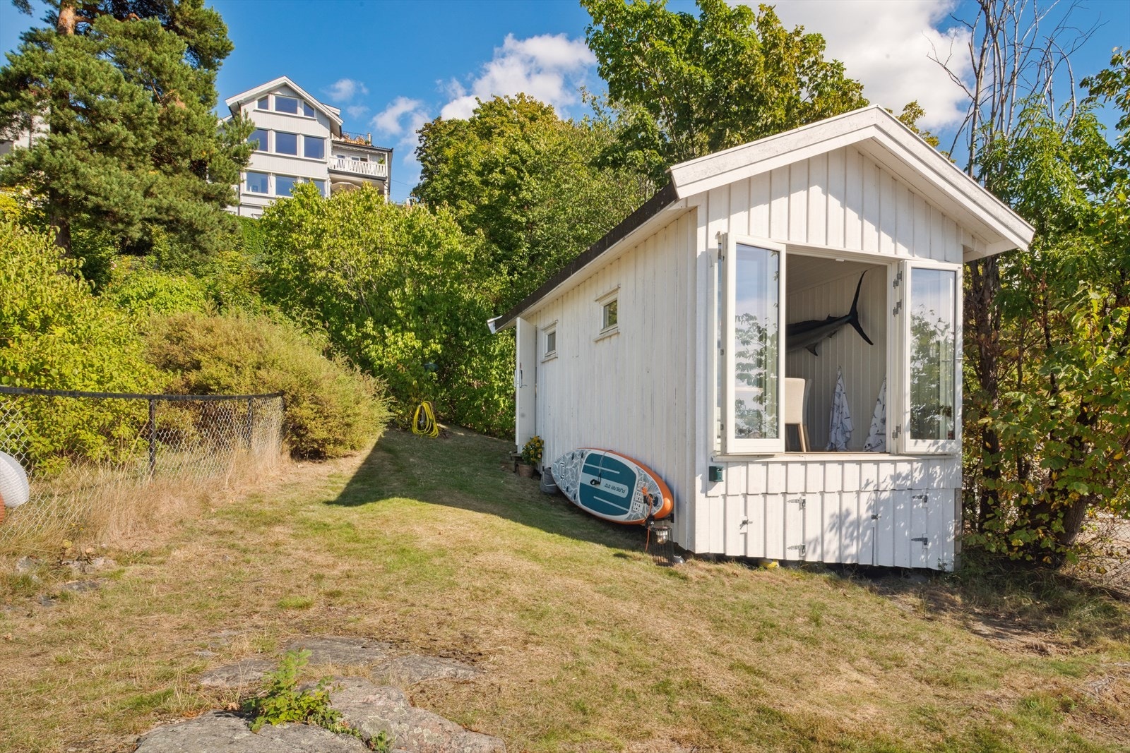 Nedenfor huset følger privat, innredet badehus med doble glassdører. Galleribilde