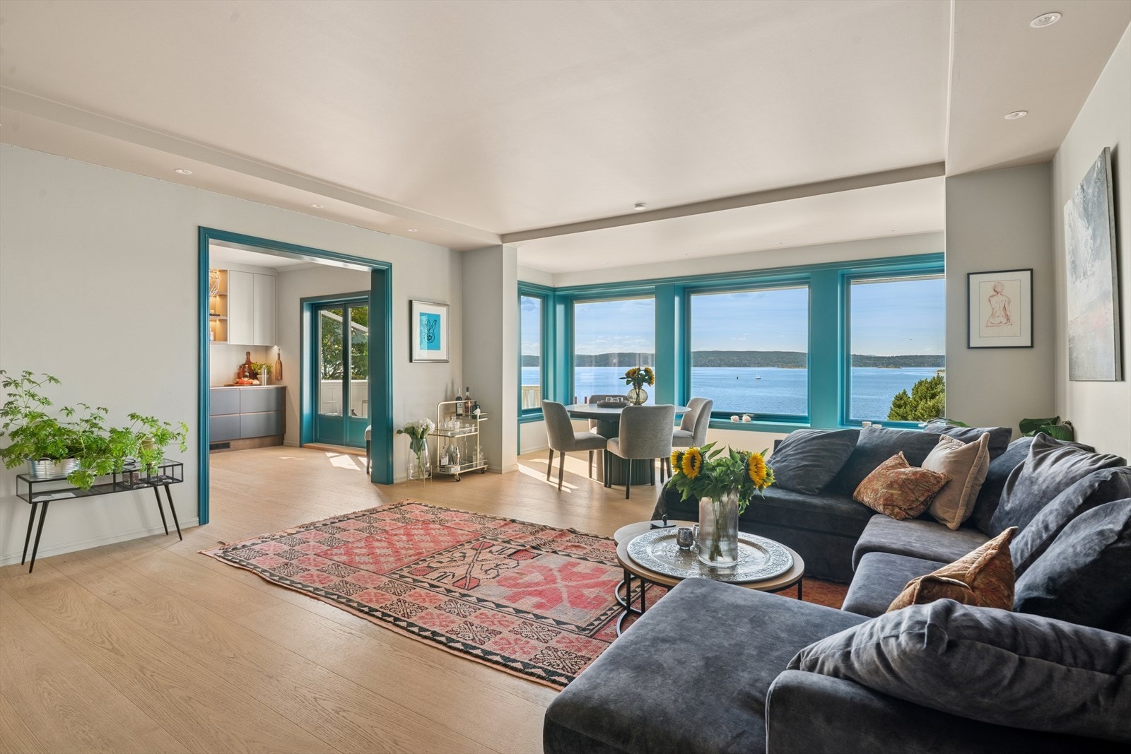 Totalrenovert halvpart tomannsbolig i 2024/2025 med fantastiske lysforhold og rikelig med vinduer. Galleribilde