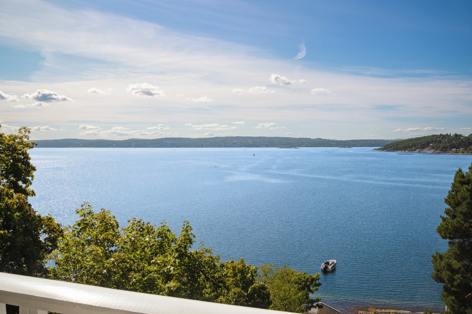 Utsikt fra balkon mot Oslofjorden. Gode solforhold hele dagen. Galleribilde