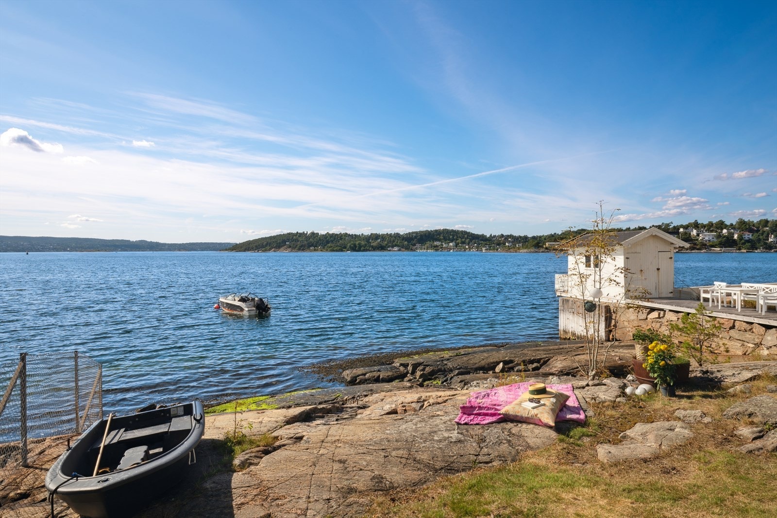 Badeplass og bøye til båt medfølger. Galleribilde